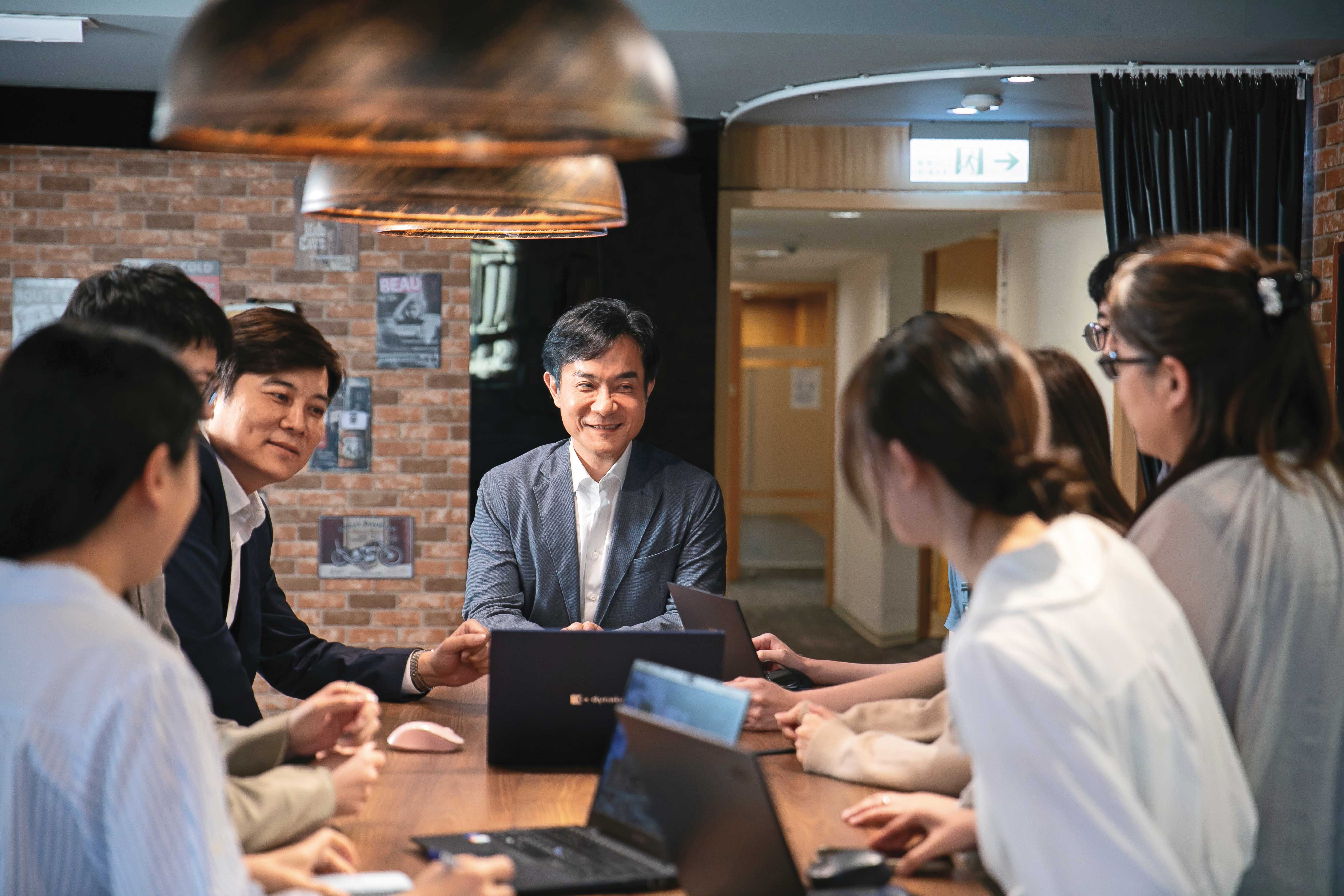 黃仲銘甫上任便催生成立人工智慧研究院，由專長數位科技的戴偉峻博士擔任院長，年輕的研究團隊都是資工高材生。