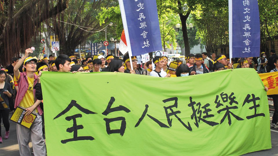 樂生運動已逾20年，仍是現在進行式，樂生團體不排除藉今年選舉再掀抗爭，所在地新北市首當其衝。圖為樂生團體當年抗議畫面。（黃驛淵攝）