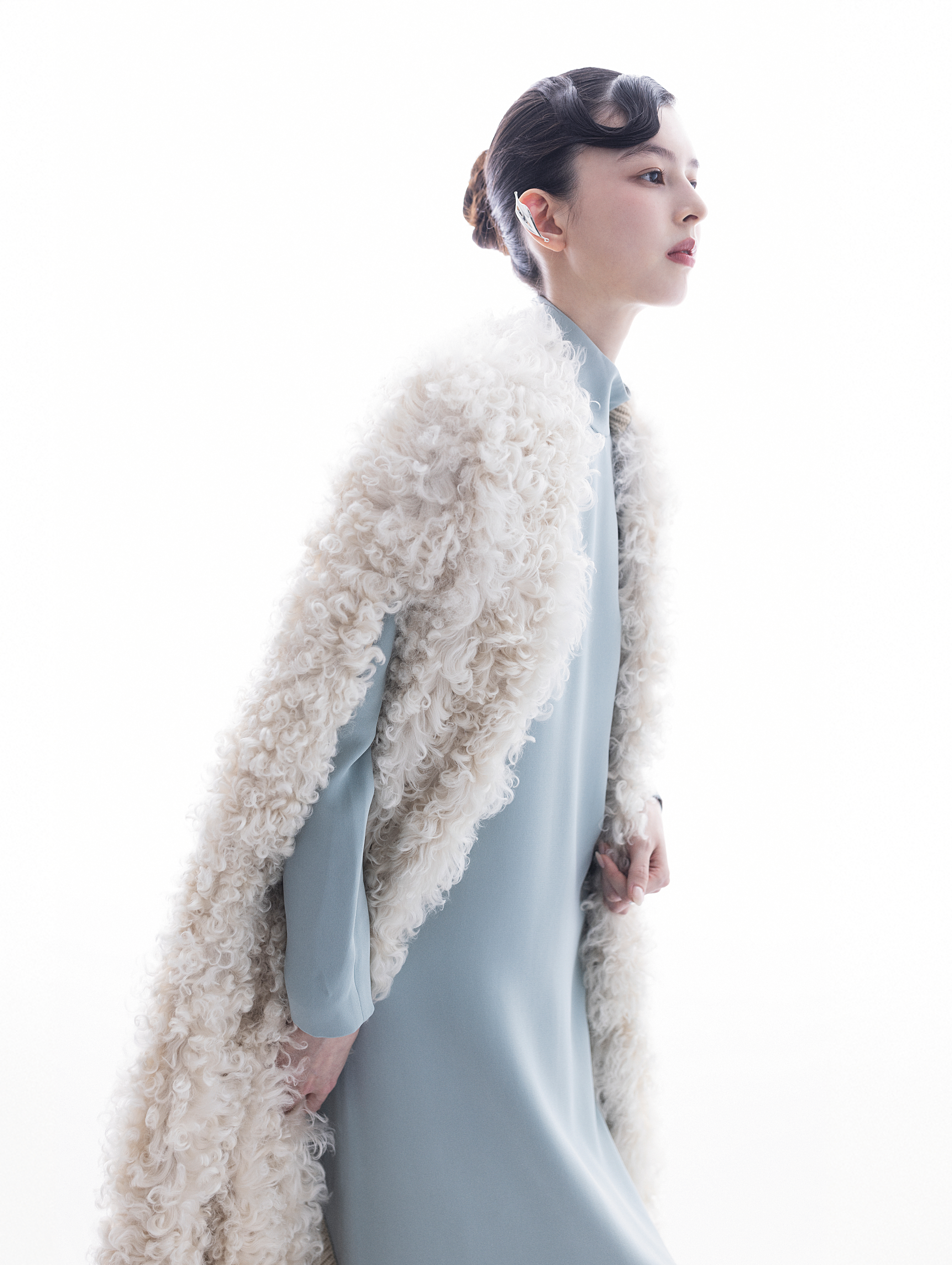 白色羔羊毛拼接小羊皮斗篷 價格店洽 by DIOR／Peggie洋裝 價格店洽 by Loro Piana／Vivianna Torun Celebration葉脈純銀耳環 NT$8,900 by GEORG JENSEN