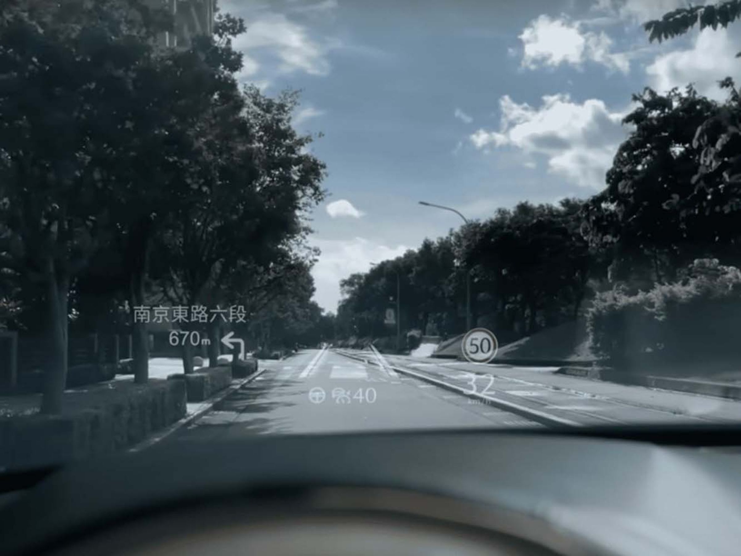 高階車型享年底前入主，免費升級支援大型前擋投影式全彩 HUD 速限提醒輔助及車道指引輔助的 MAZDA CONNECT-NAVI 進階衛星導航系統。