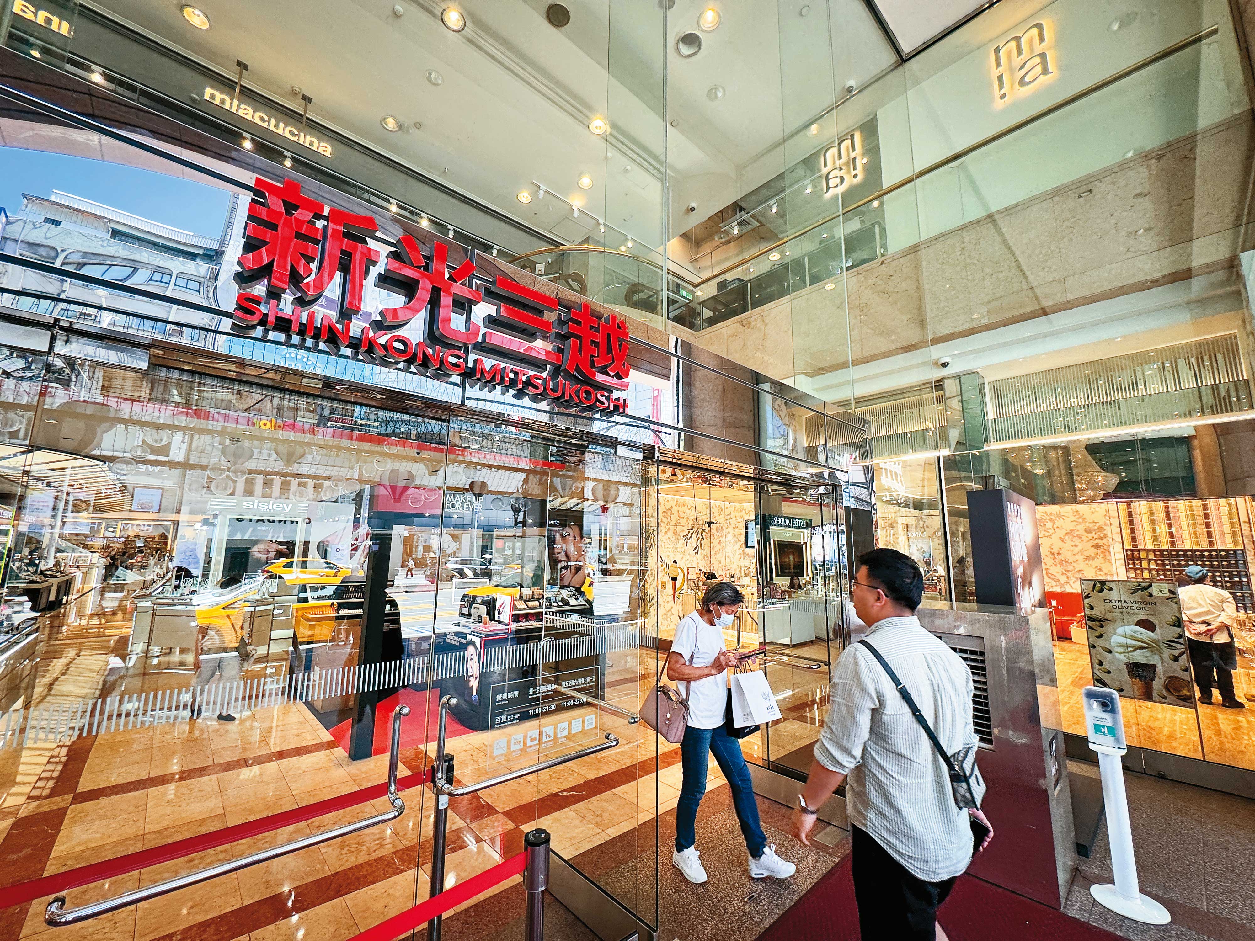 新光三越是國內百貨龍頭，近年卻屢成新光吳家兄弟戰場。