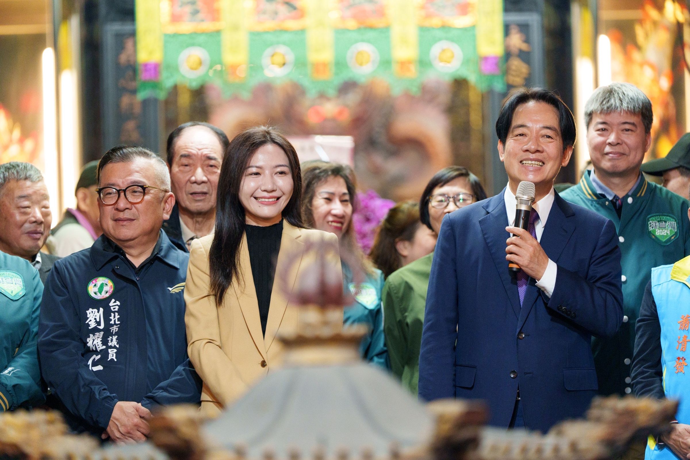 賴清德政見會後陪同吳沛憶到台北崁頂永義宮參香。(賴清德競辦提供)