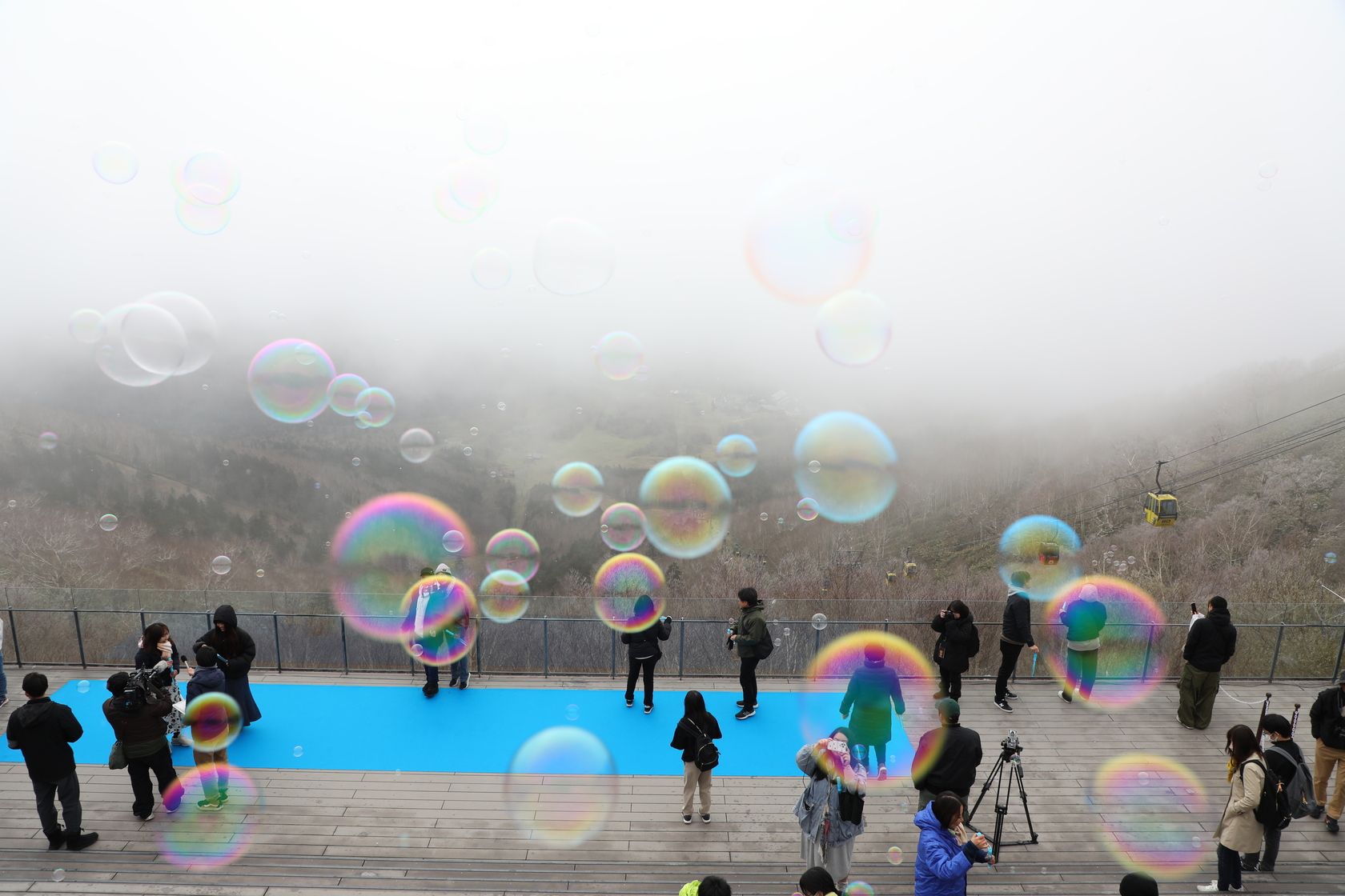 「雲海開幕儀式」邀遊客一同吹泡泡，祈求雲海常現。