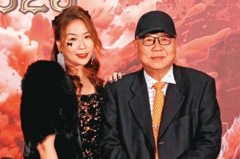金錢豹創辦人袁昶平前年間與小24歲的葳格高中執行董事吳菀庭再婚。