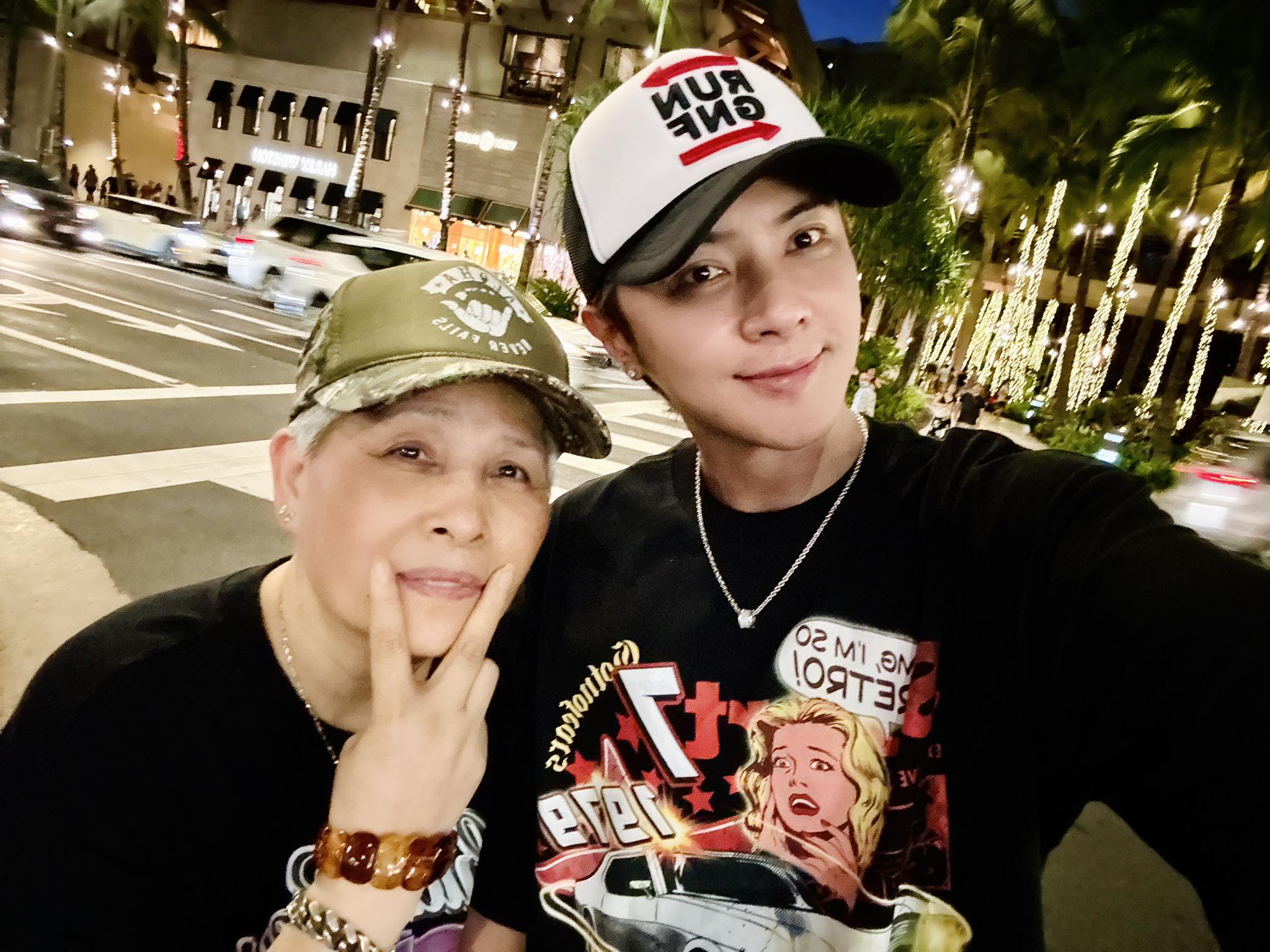 羅志祥與媽媽母子情深，如今媽媽罹患失智，他更是朝夕相伴，常帶媽媽外出走走。（羅志祥臉書）