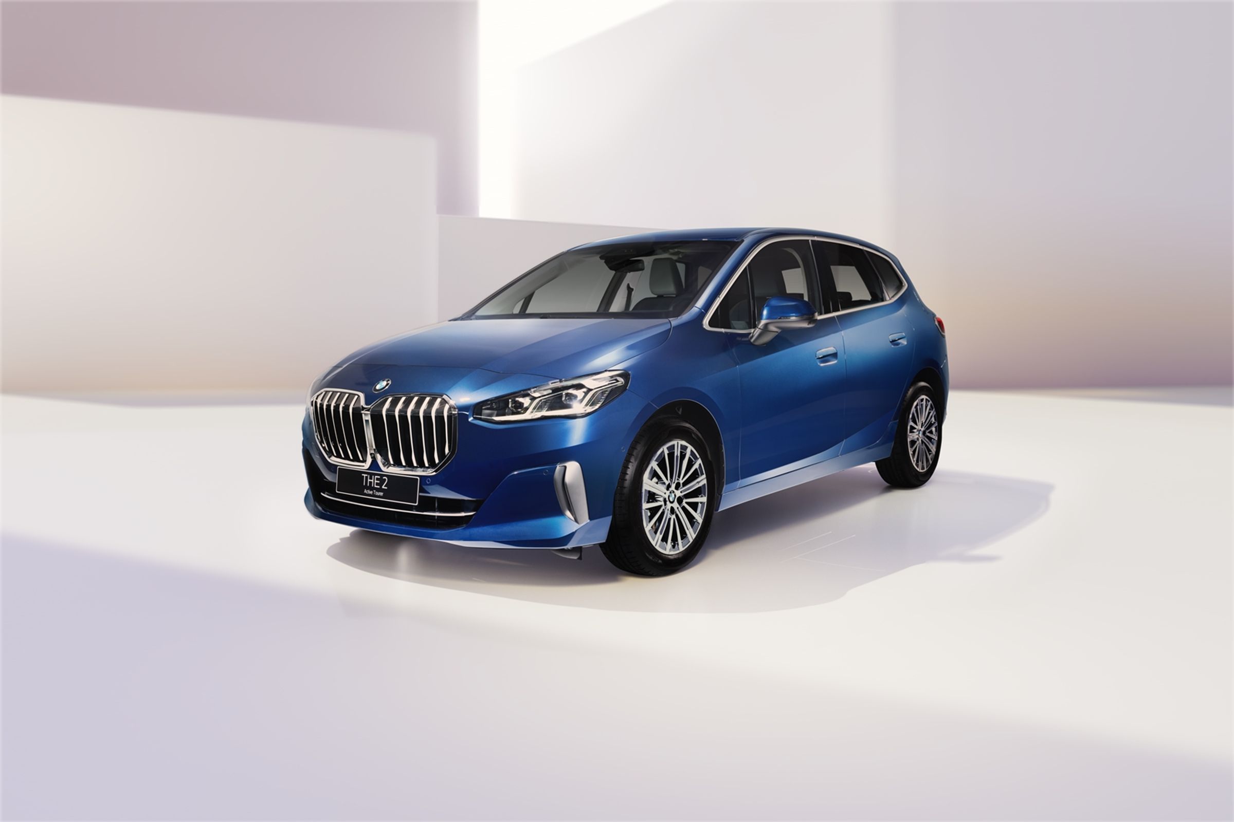 全新BMW 218i Active Tourer Luxury限量版標配Luxury Line風格套件,包含17吋V輻式雙色切削輪圈、霧銀裝飾進氣口及左右貫穿前保桿的水平鍍鉻飾條,堆砌出細膩層次的線條感,一展風格魅力。