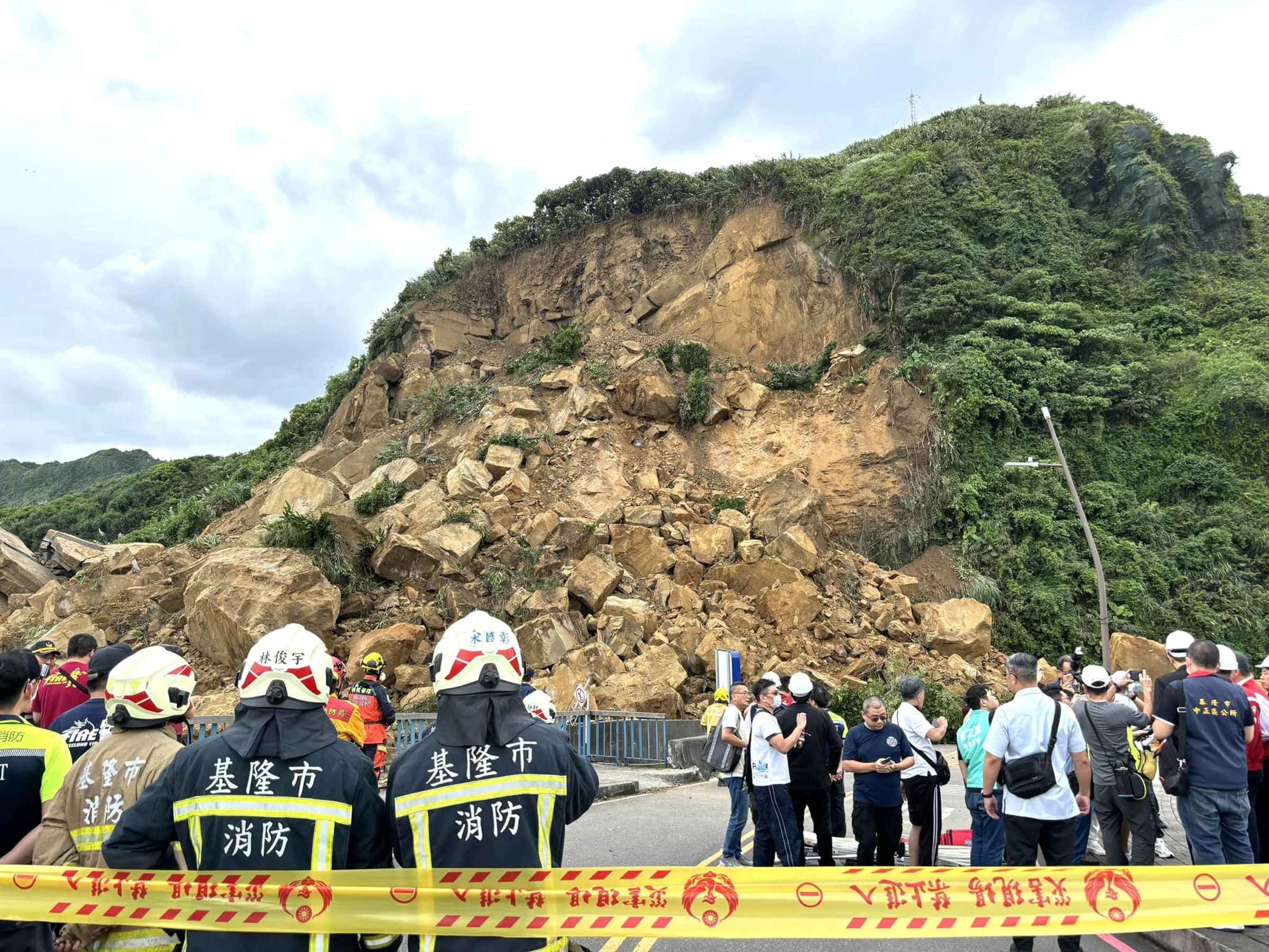 基隆市中正區北寧路潮境公園路口處今(3日)下午2時許突然發生大量土石崩塌,造成台2線雙向阻斷。(翻攝自謝國樑臉書)