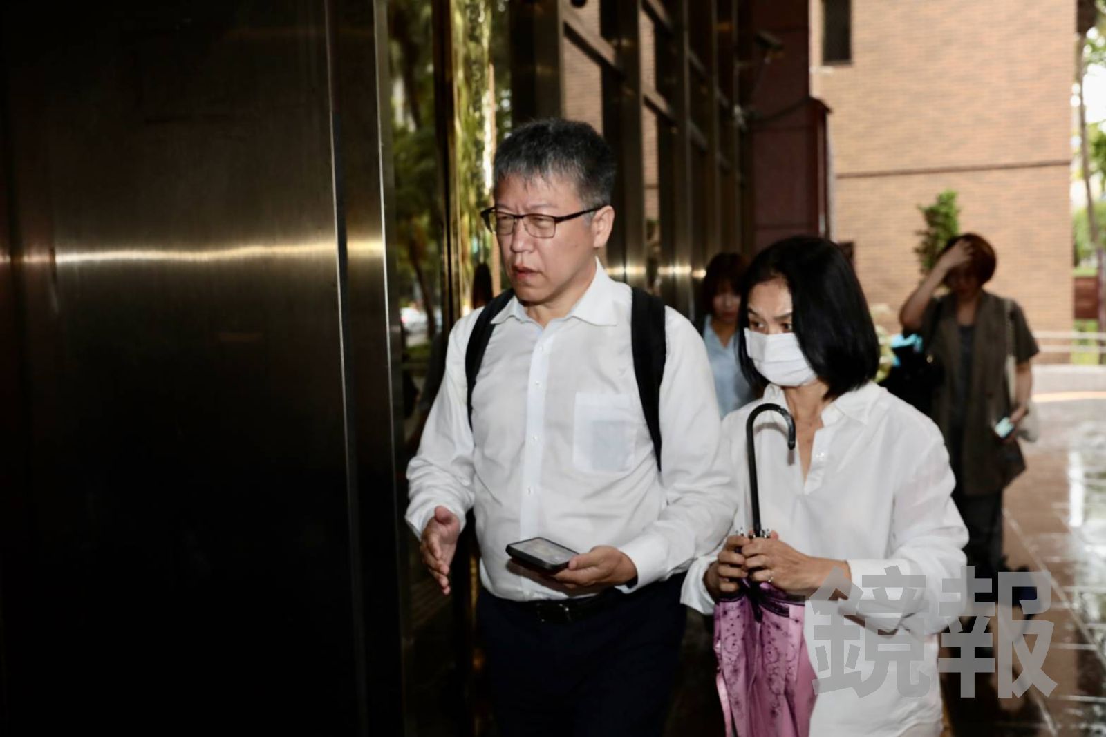 李文娟（右）今出庭。（鏡報林煒凱攝）