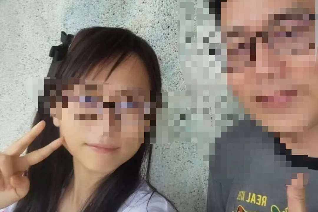 在桃園某國小任教的林姓女教師（左）指控，因舉發同校的老師浮報加班費，事後遭校方聯手霸凌。（讀者提供）