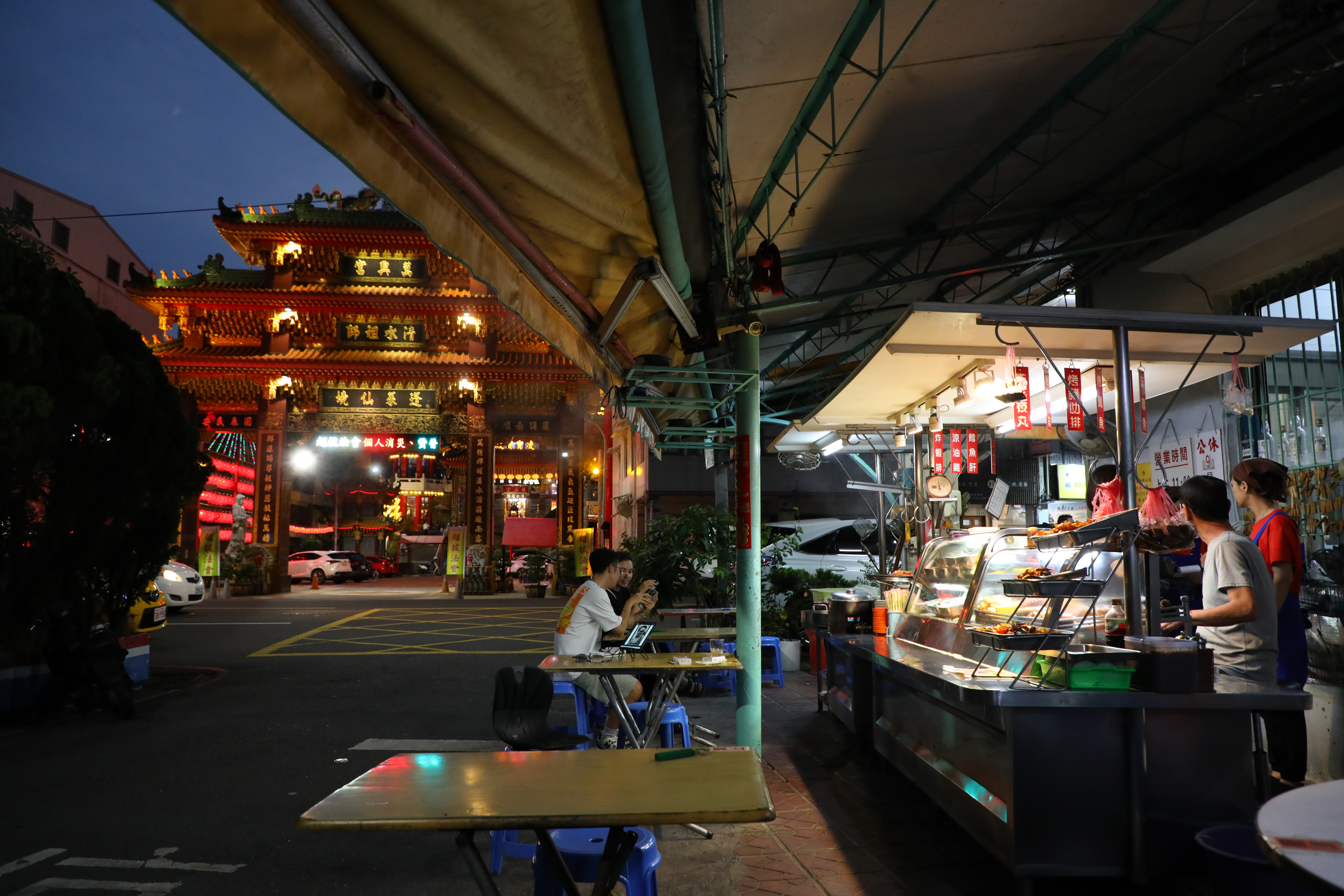 在高雄屹立近50年的「前金廟切仔担」，專門提供各種新鮮烹調的黑白切，是庶民小吃的代表。
