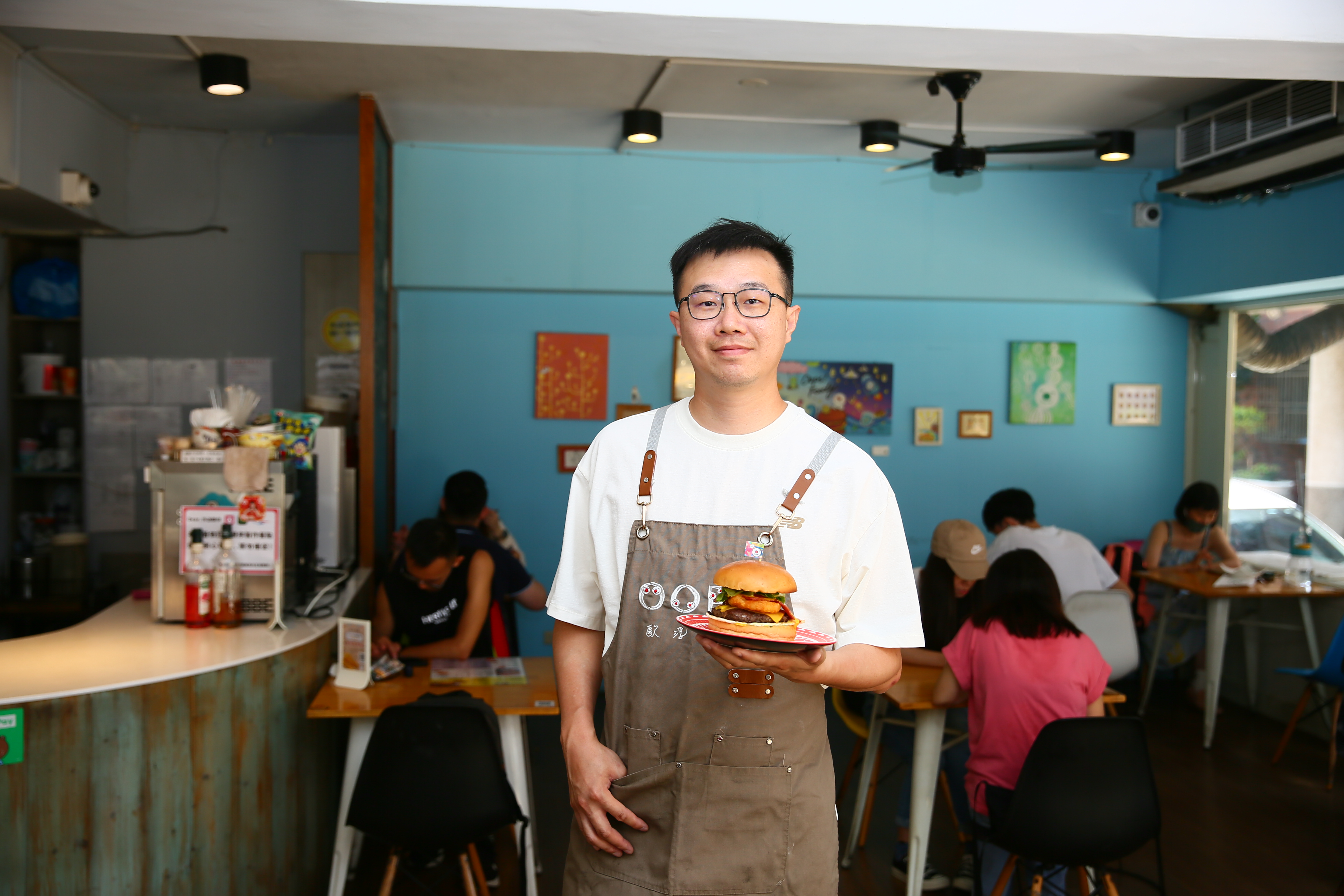 自謙是餐飲宅男，歐浮找餐創辦人吳振承靠高CP值早午餐打響名號，不僅還清債務，並打下事業版圖。