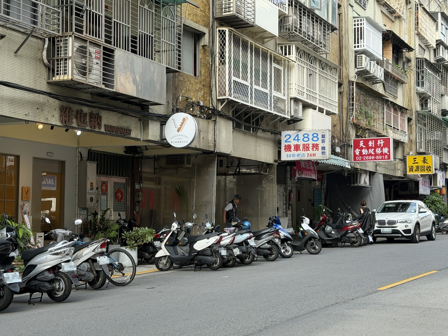 北投街頭仍可見「2488機車服務」招牌，這項在地獨有的機車限時專送文化，長年穿梭於山城巷弄與坡道之間，成為居民就醫、買菜與日常移動的重要依靠。