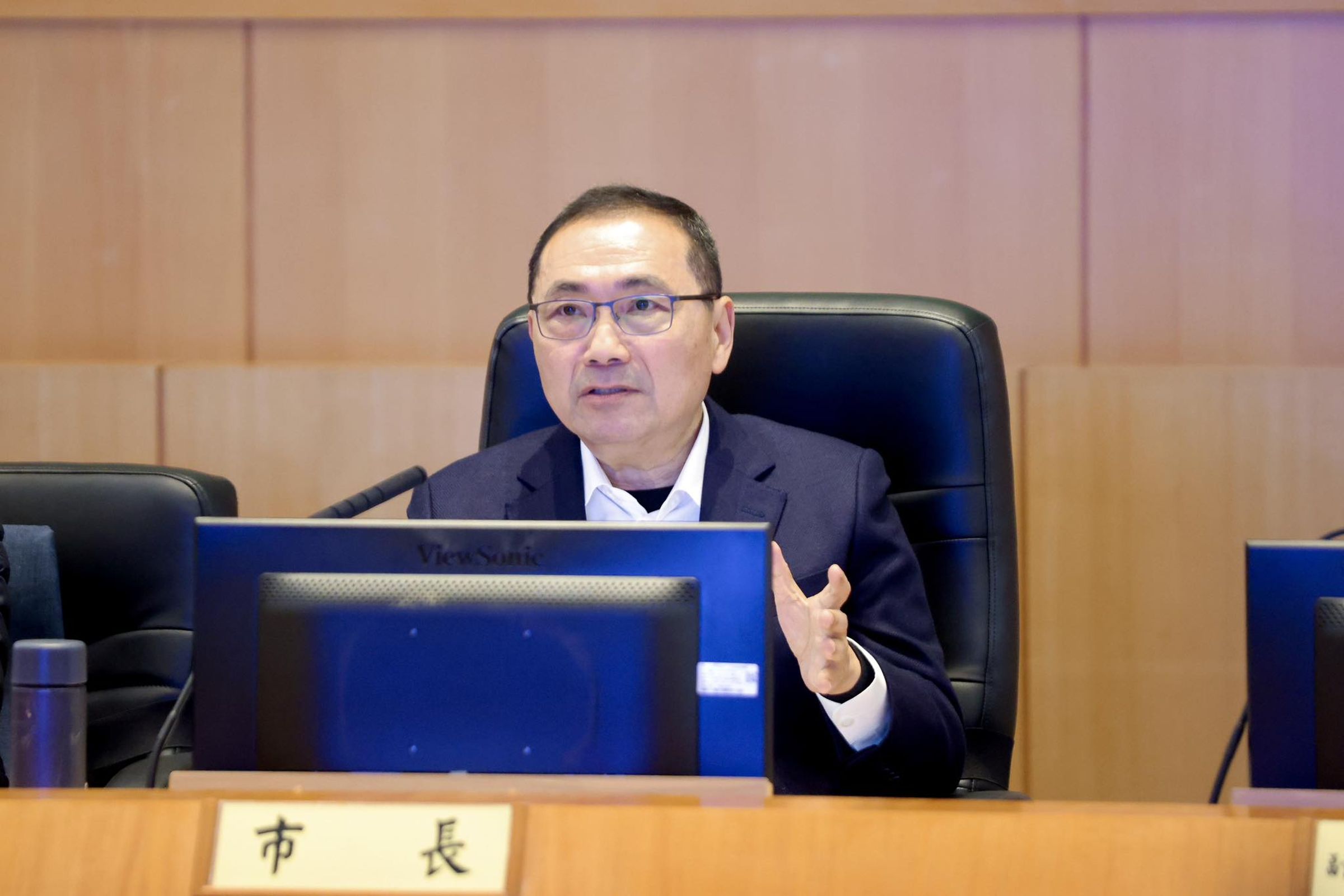 被問及議員提案普發現金,新北市長侯友宜則稱,「不要扯東扯西」。(翻攝自臉書@侯友宜)