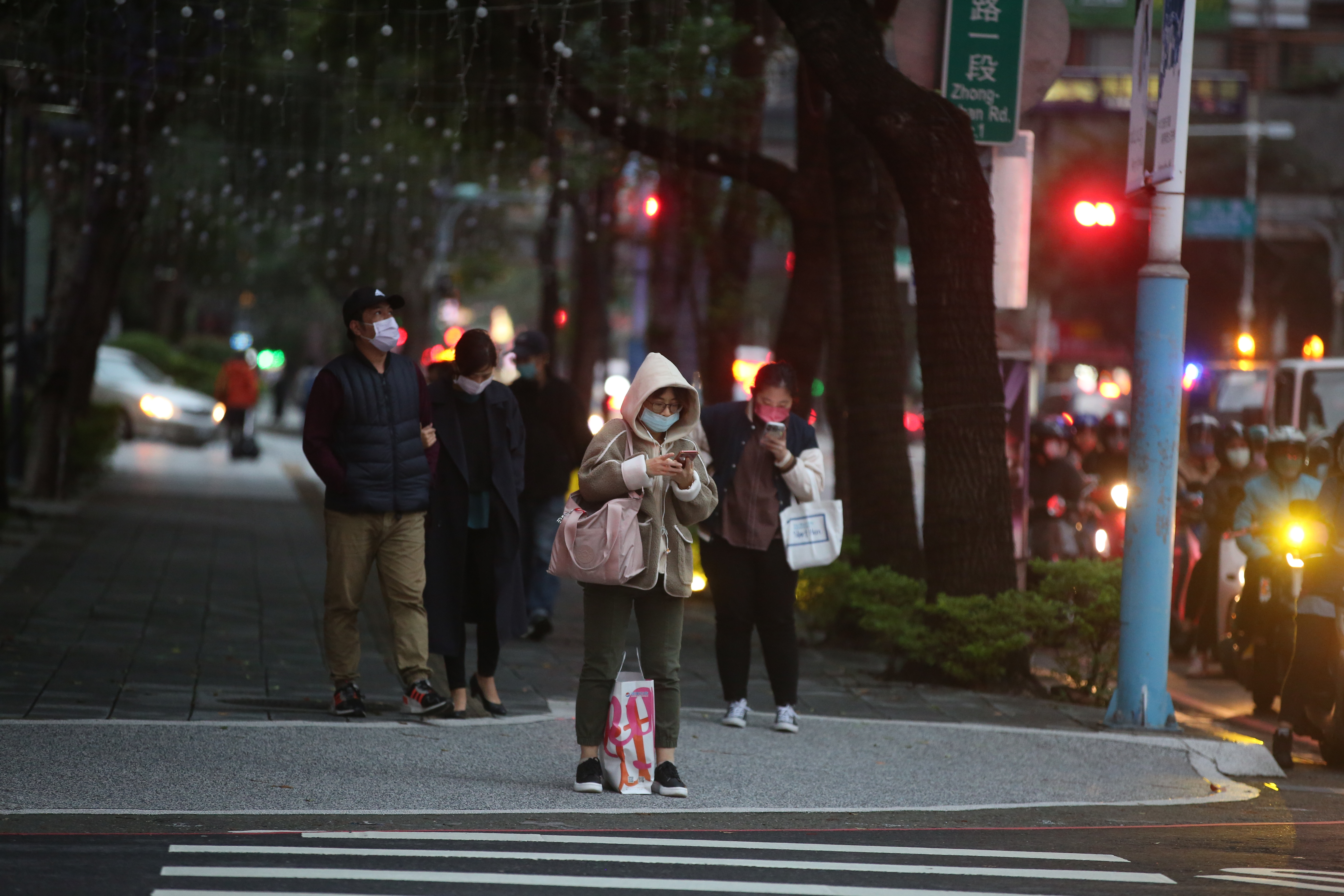 中央氣象署說明一週天氣，週五、週六各地明顯降溫，台南以北、宜蘭低溫普遍下探11至14度，局部地區可能低於10度。（本刊資料照）