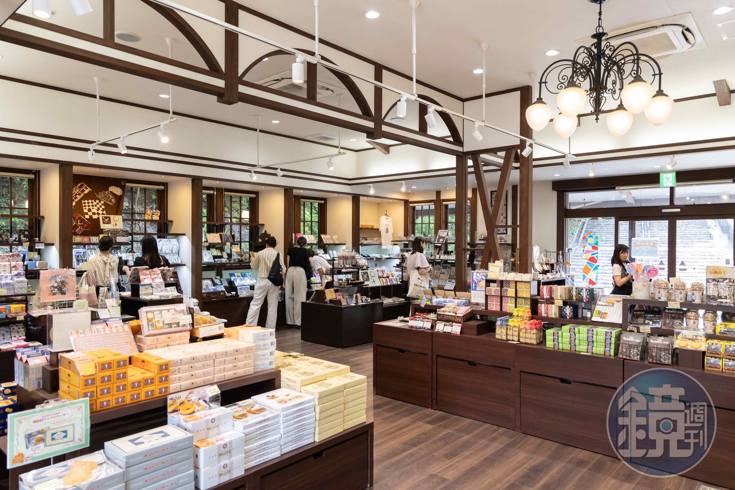 位於東京站旁的「SL東京駅売店」是明治村內的綜合伴手禮店,販售園區限定餅菓子與各式雜貨,很多精緻的懷舊小物可以買回家當紀念品。