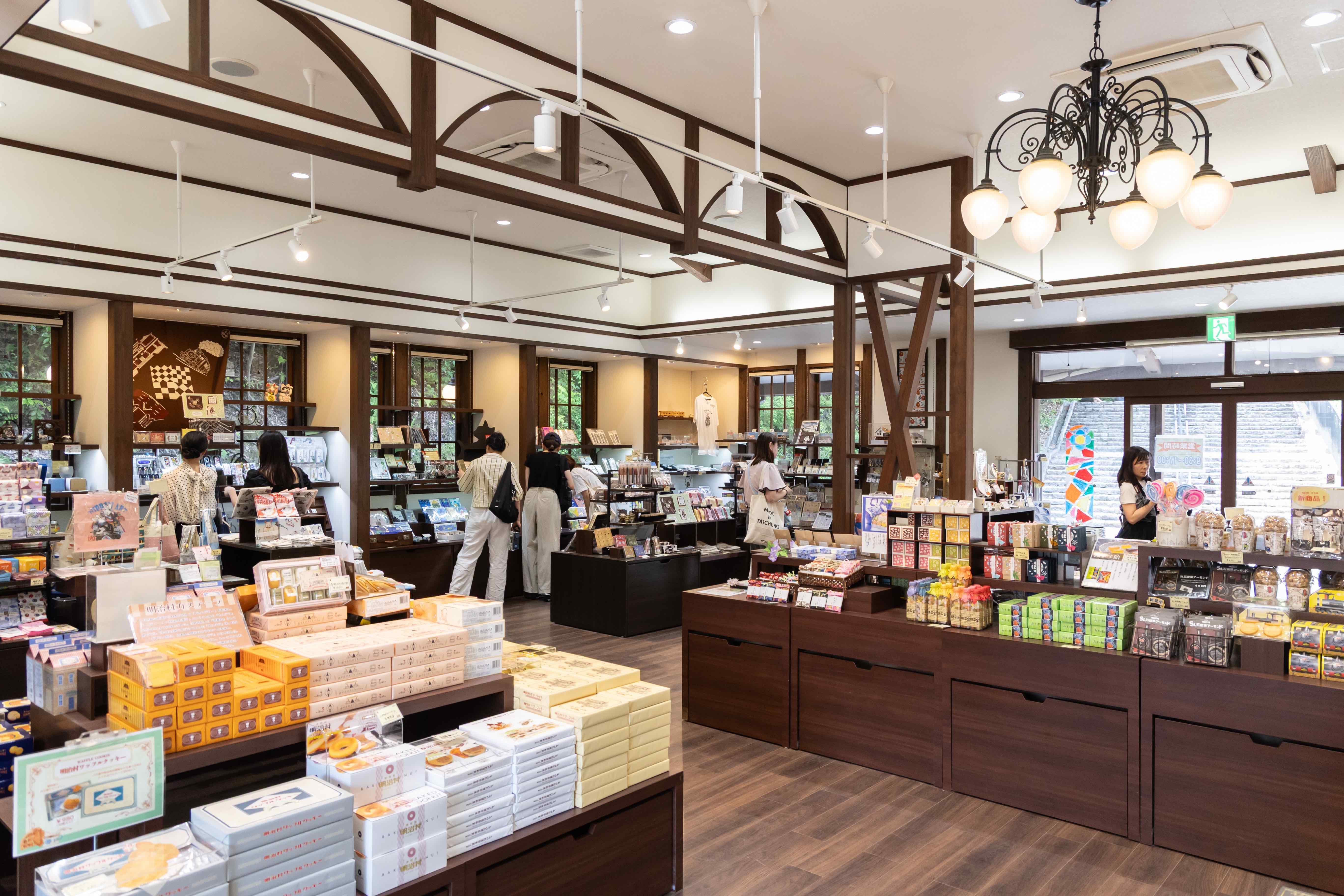 位於東京站旁的「SL東京駅売店」是明治村內的綜合伴手禮店，販售園區限定餅菓子與各式雜貨，很多精緻的懷舊小物可以買回家當紀念品。