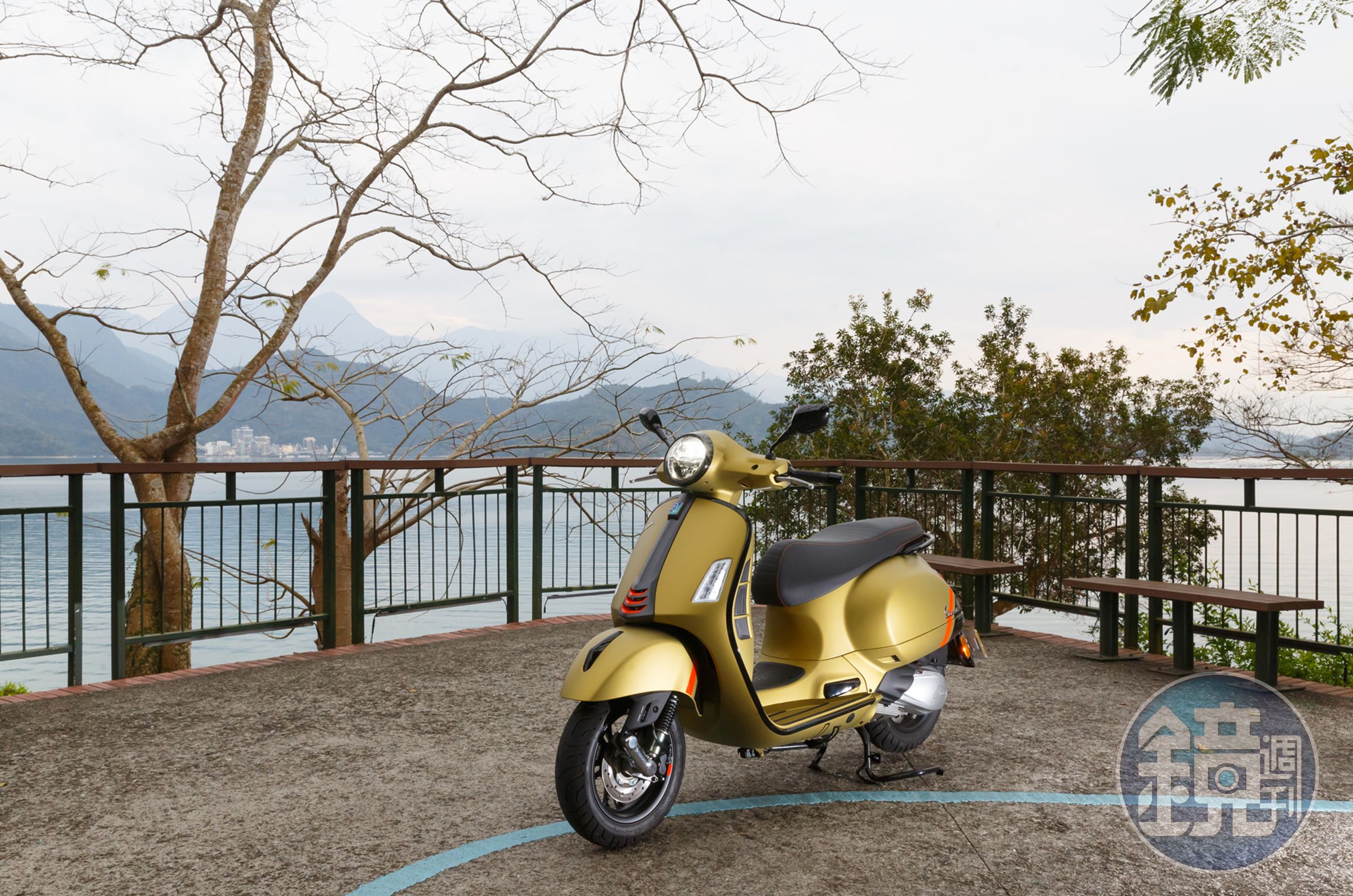 試騎車GTS 300 Super Sport的主打新色「消光橄欖綠」,搭配霓虹橘跳色點綴,散發無法抵擋的運動氣息。