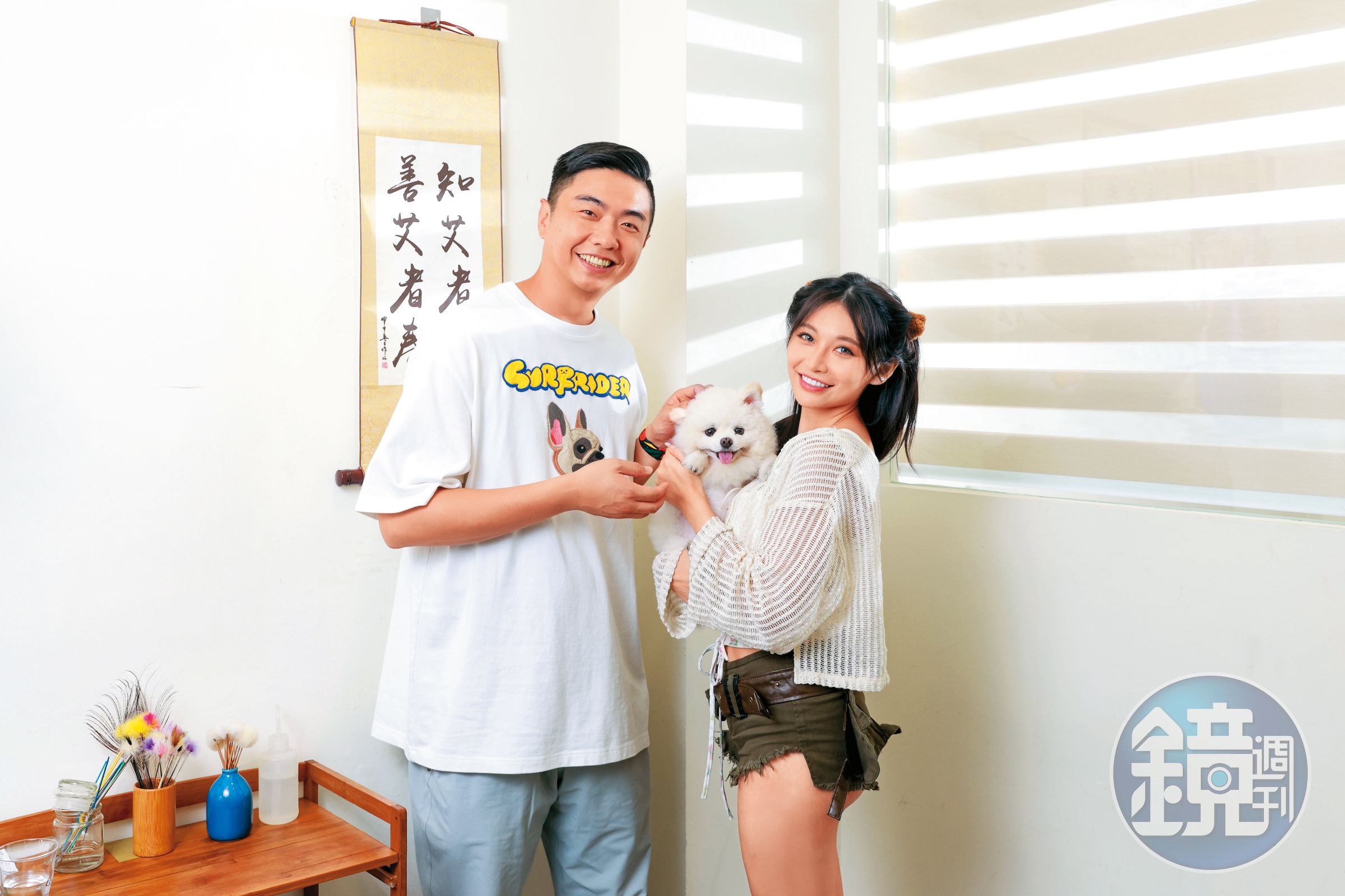 祈錦鈅(右)飼養9歲的博美犬球球,熊爸(左)讚賞她對老狗照顧很用心。
