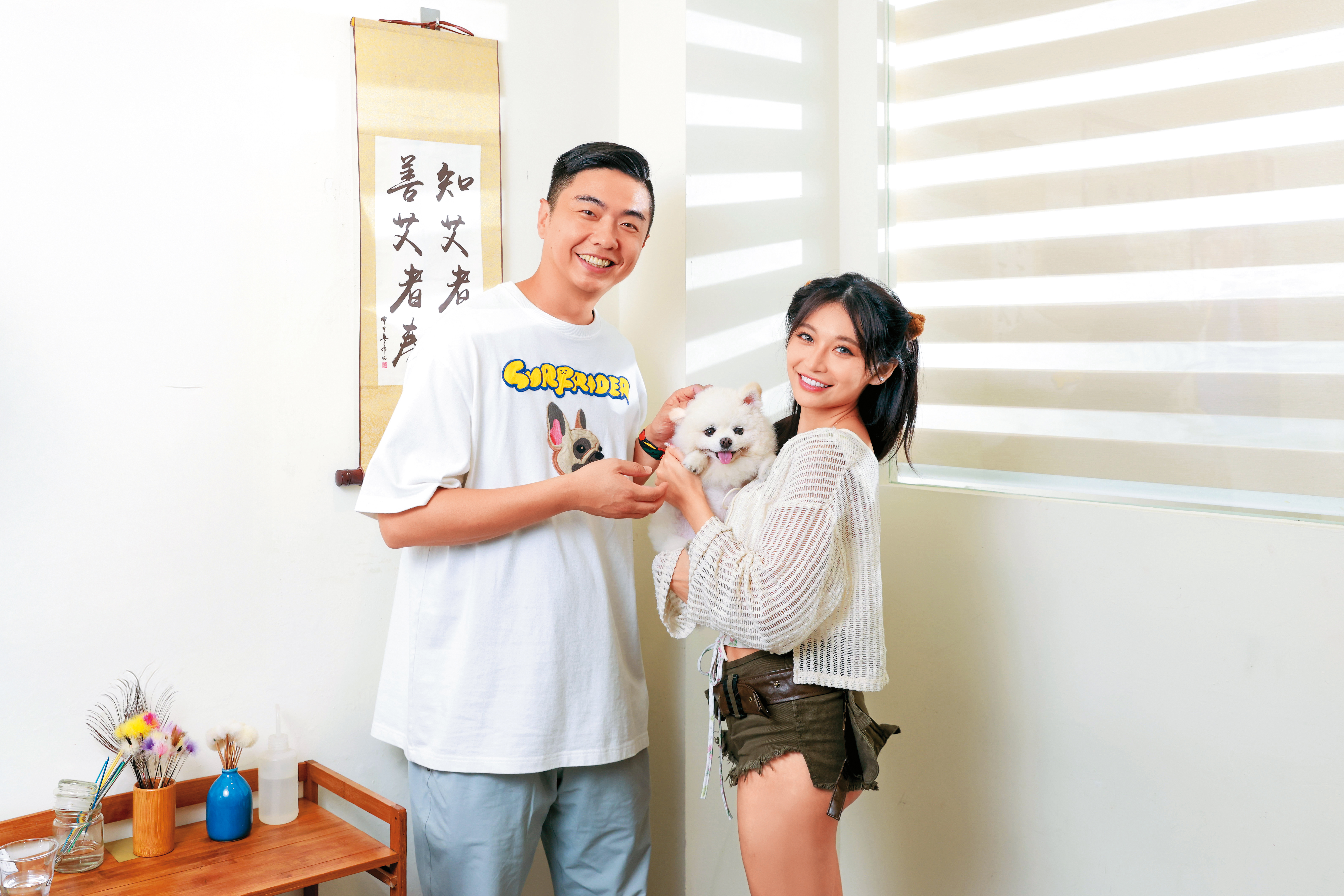 祈錦鈅（右）飼養9歲的博美犬球球，熊爸（左）讚賞她對老狗照顧很用心。