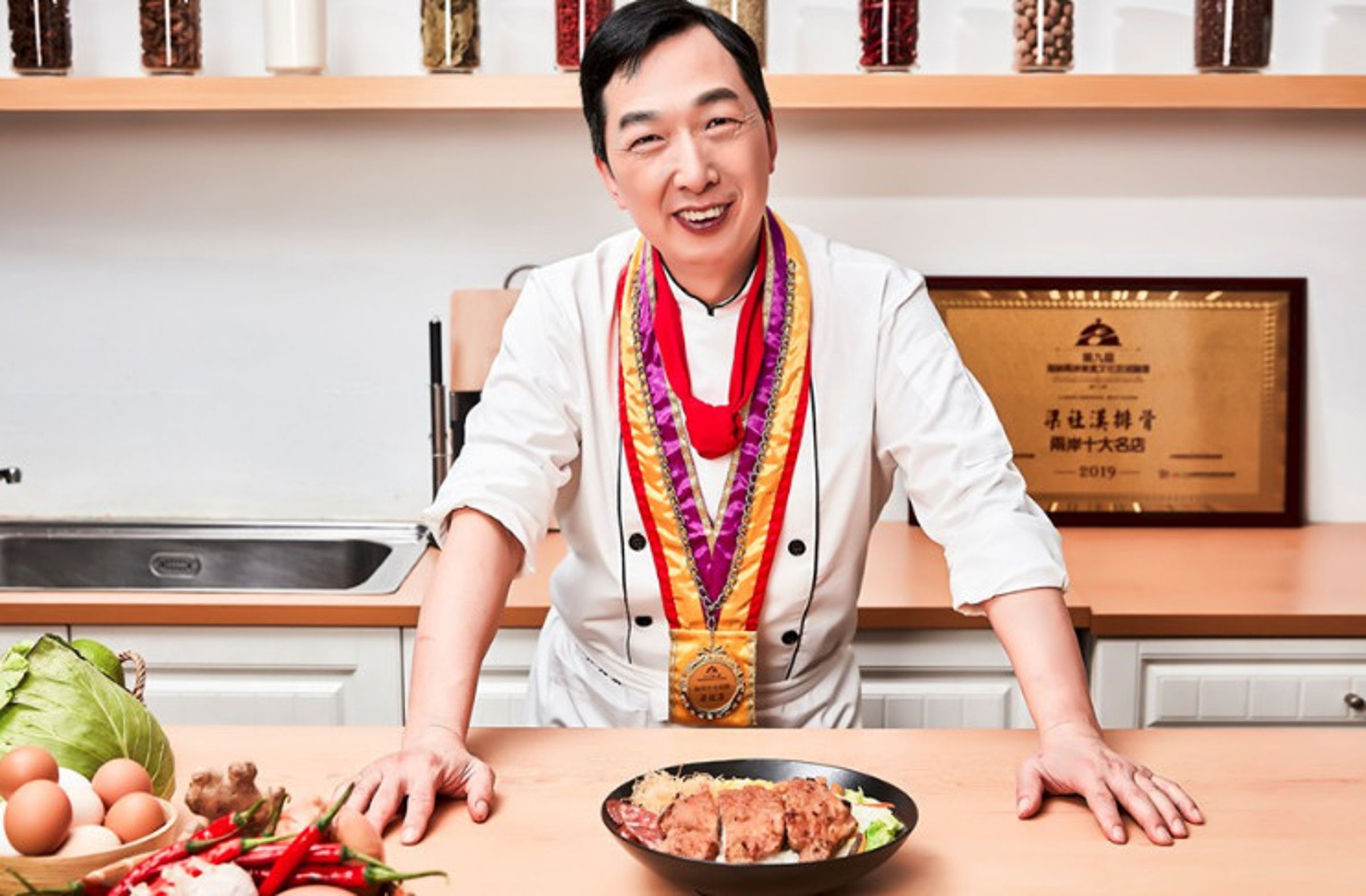 梁社漢曾任多家五星級飯店主廚,與八方雲集合作推出梁社漢排骨品牌。(翻攝梁社漢排骨官網)