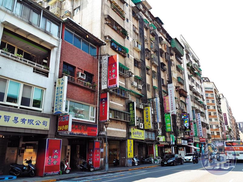 位於北市萬華康定路的鑽石大樓，近日遭到警方掃黃。（本刊資料照）