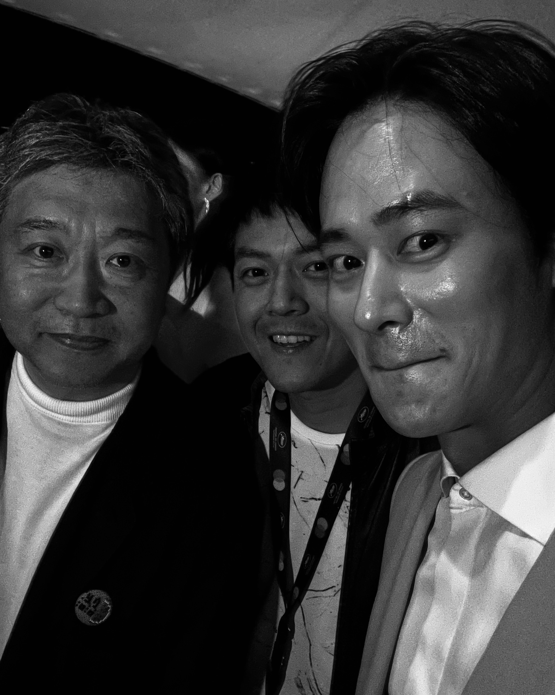 見到日本名導是枝裕和,夏騰宏化身迷弟與對方合照。(一束光影藝提供)