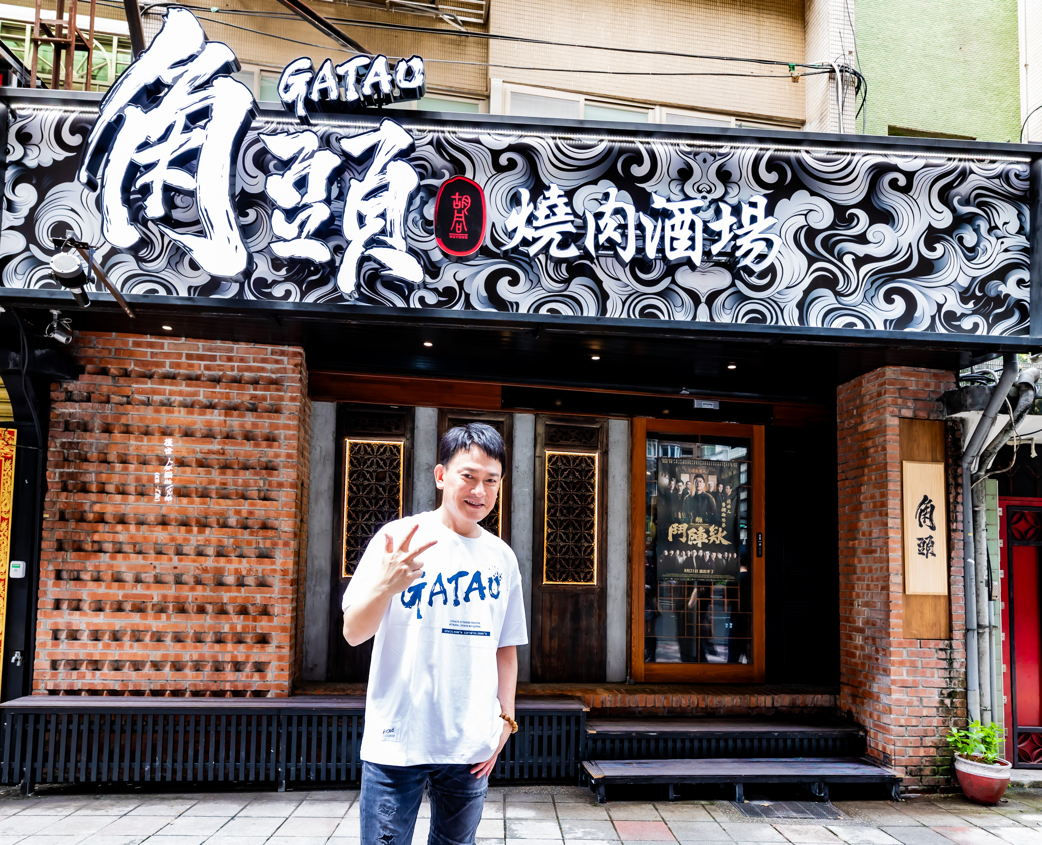 王識賢自從扮演北館的「仁哥」後，現在走到哪大家都會叫他仁哥，人氣爆燈。( 曼尼娛樂提供  )