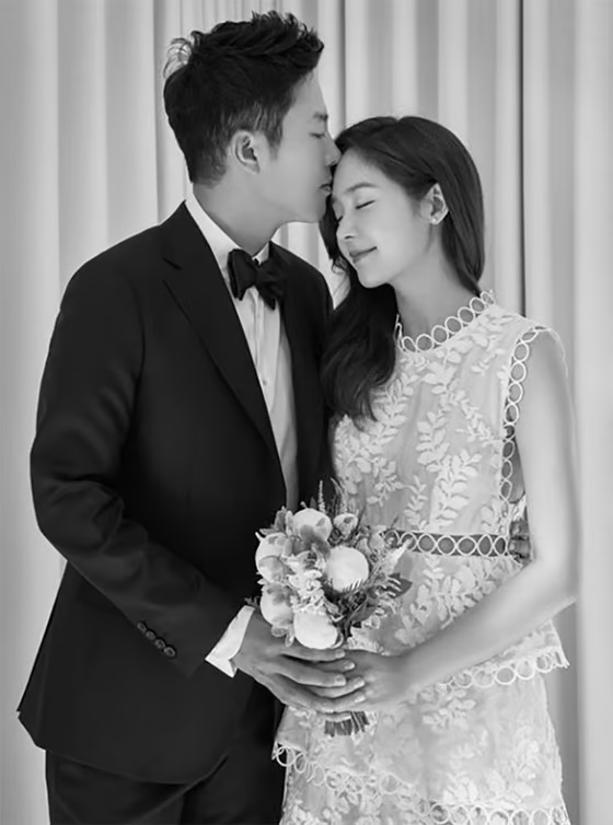 成宥利與安成炫結婚7年，育有雙胞胎女兒。（翻攝自成宥利IG）