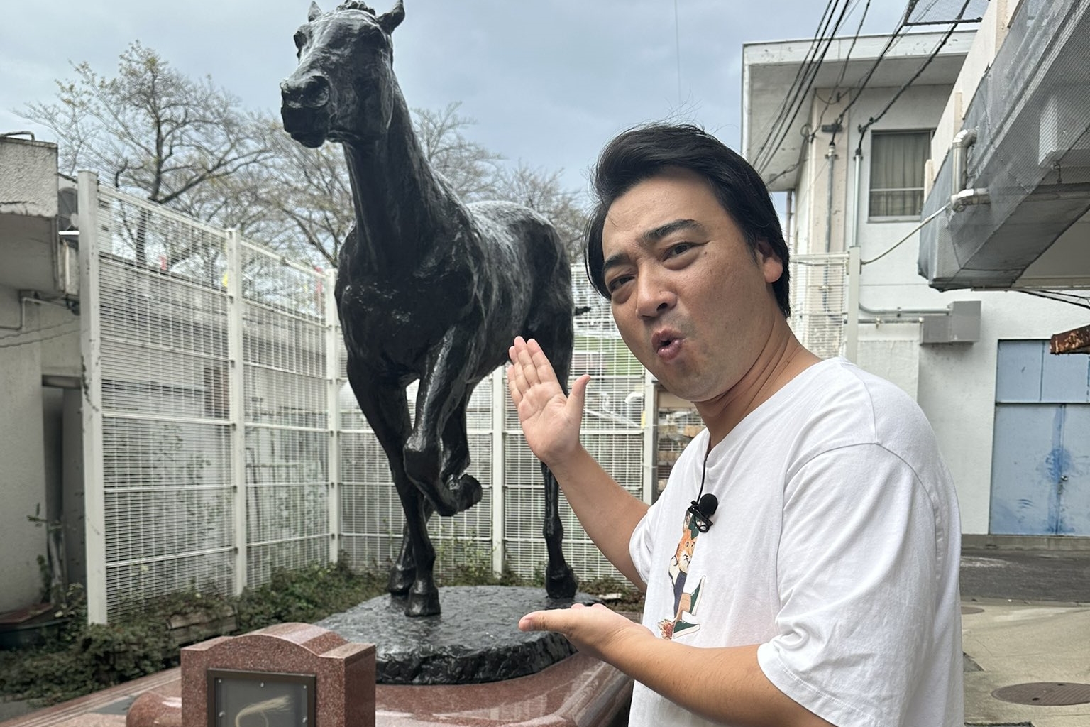 43歲的齊藤慎二涉嫌在錄影用的外景巴士內，對1名20多歲的女網紅強吻、襲胸以及逼舔下體。（翻攝自齊藤慎二Ｘ）