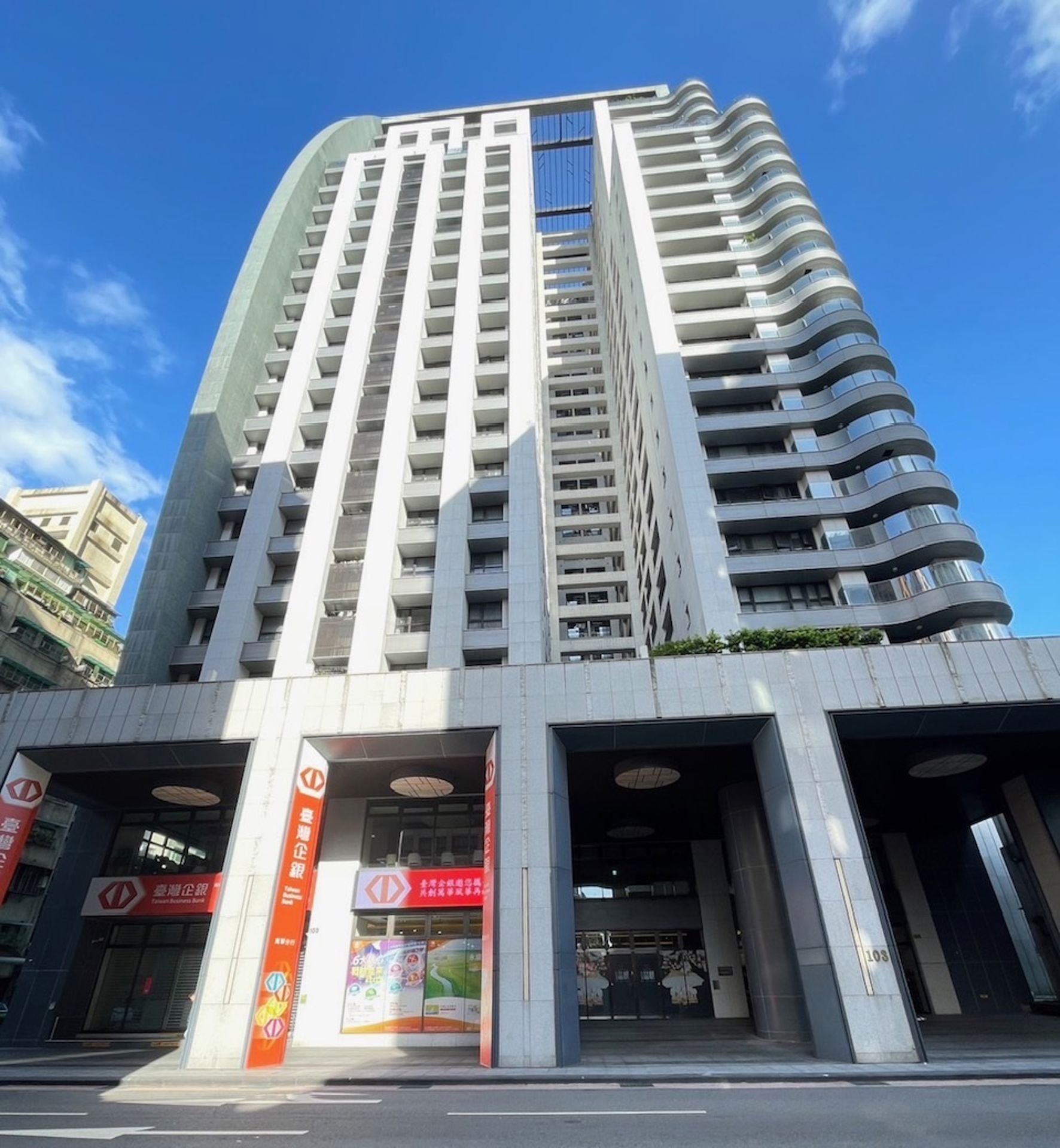 萬華區的「台北晶麒」因總價親民、屋齡新、生活機能完整等優勢,成為近一年台北交易最熱的社區。(永慶房產集團提供)