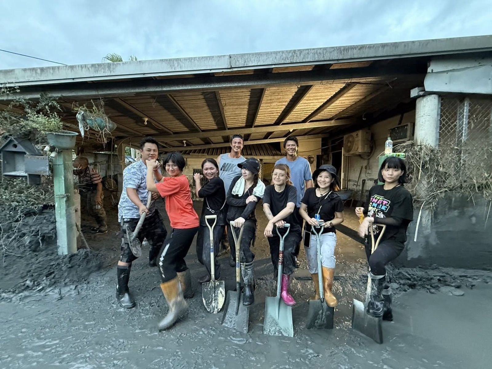 高國輝、羅國華、羅國龍，與家人們在馬太鞍部落救災。（翻攝羅國華臉書）