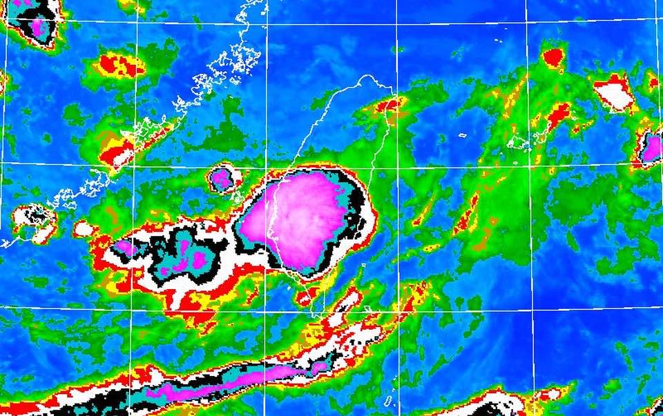 一大坨紫色出現在台灣中南部上空。（翻攝鄭明典臉書）