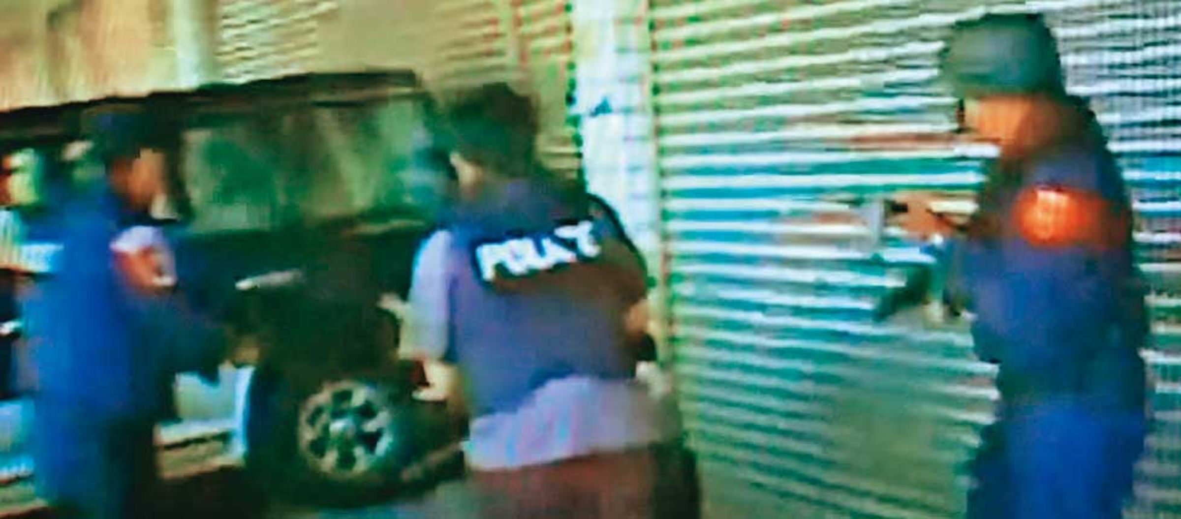 警方在吳俊卿藏身的透天厝埋伏,並由員警駕駛吉普車破門抓人。(翻攝畫面)