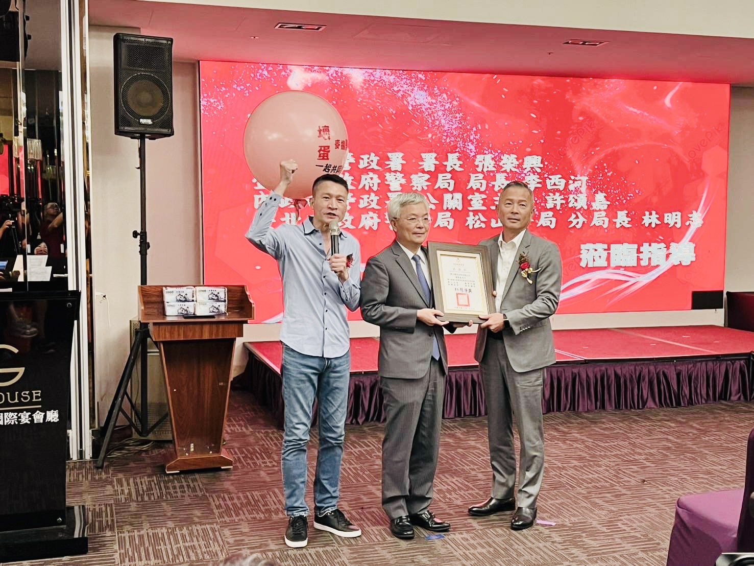 警政署長張榮興頒贈感謝狀給出資的葉隆成先生和秦楊。（秦楊提供）