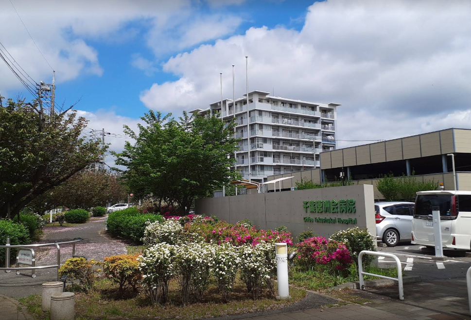 一名老翁今日駕車衝入日本千葉縣千葉德洲會醫院，造成6人受傷。（示意圖，翻攝Google Maps）