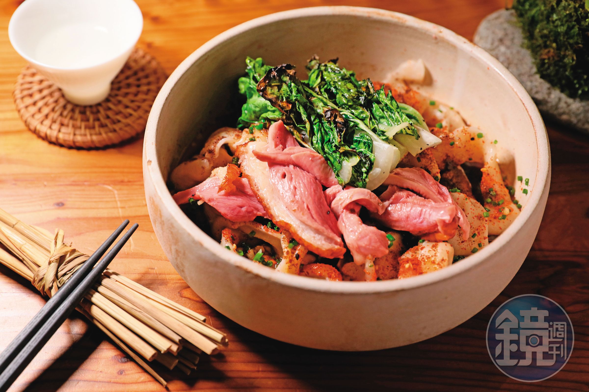 Eureka的「鴨肉、奶油白菜」選用彰化芳苑鴨肉,以低溫燒烤方式料理出玫瑰色的軟嫩肉質。(1,500元套餐菜色)
