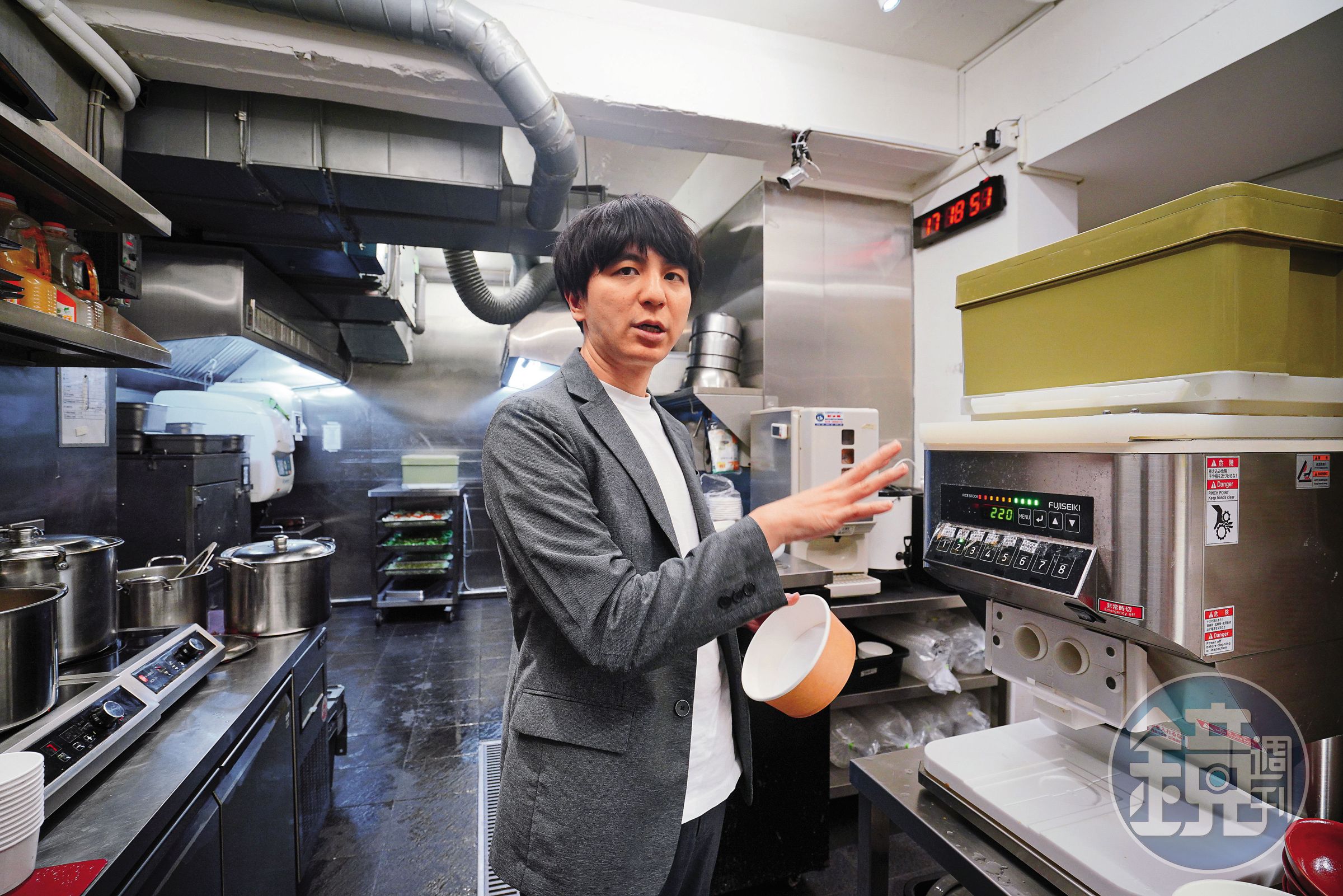 黃郁傑引進日式連鎖店的模式，為母親的3間店配備現代化設備，圖中的盛飯機，可精準控制每碗飯的重量。