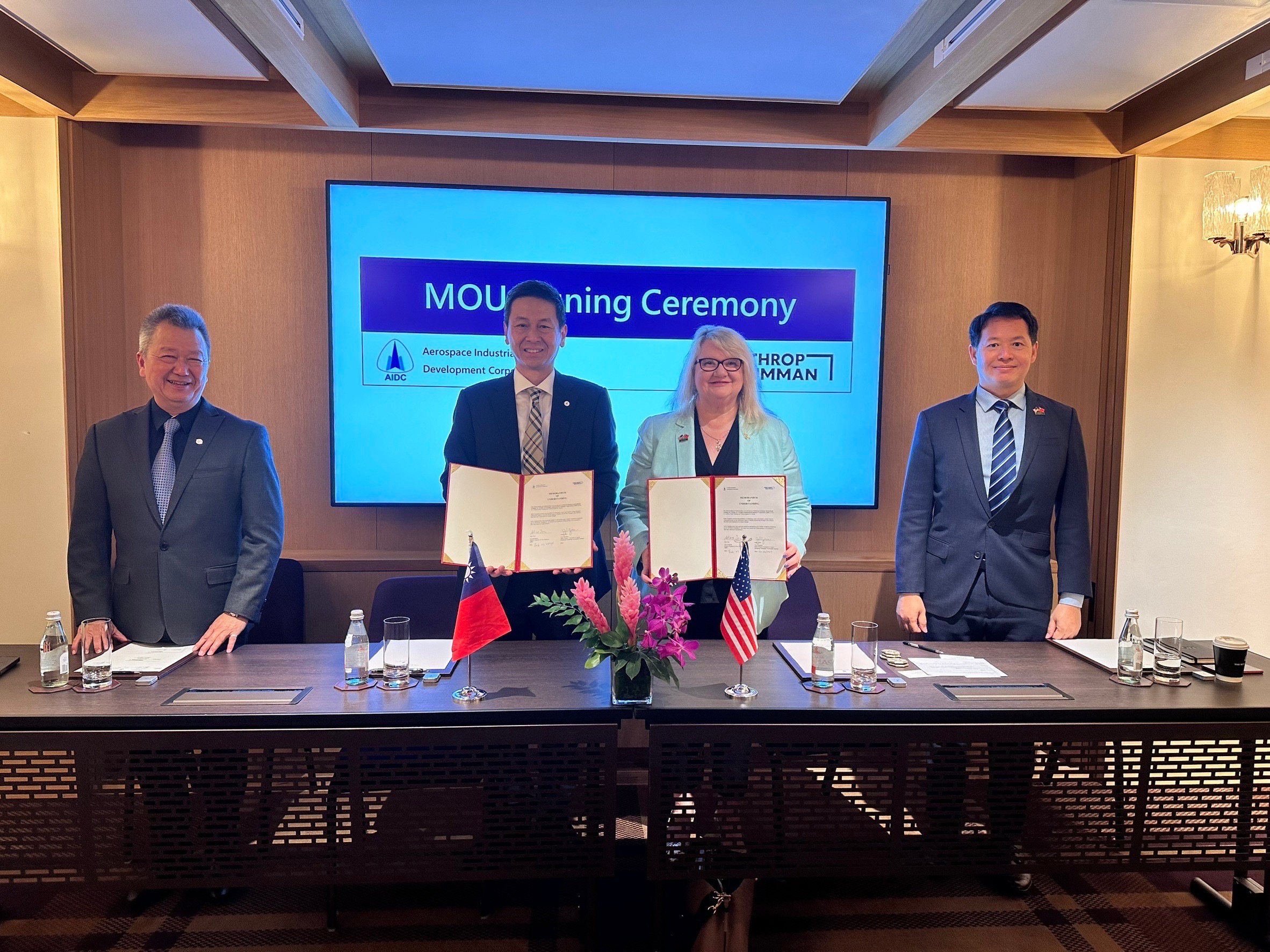 漢翔經營團隊在今年新加坡航展，針對E-2預警機未來可能的升級計劃，與美商諾格簽署策略性合作備忘錄。左起漢翔董事長胡開宏、漢翔軍業處長蔡明晃、諾格副總Janice Zilch、諾格台灣執行長黃思勳。（漢翔提供）