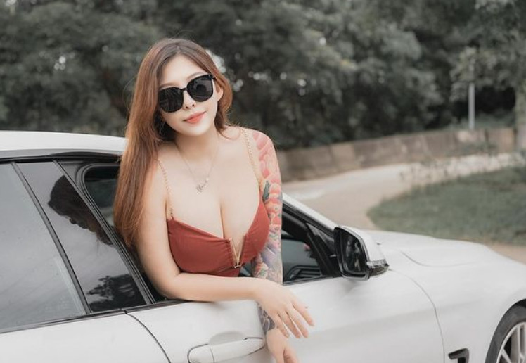 年輕辣妹提供出租女友服務，可陪單身客戶回家陪吃年夜飯、走春。（翻攝IG@hua_063）