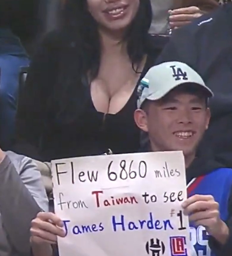 台灣球迷與哈登的溫馨互動登上NBA官方社群,卻因為女觀眾的爆乳失焦。(翻攝自NBA官方X)