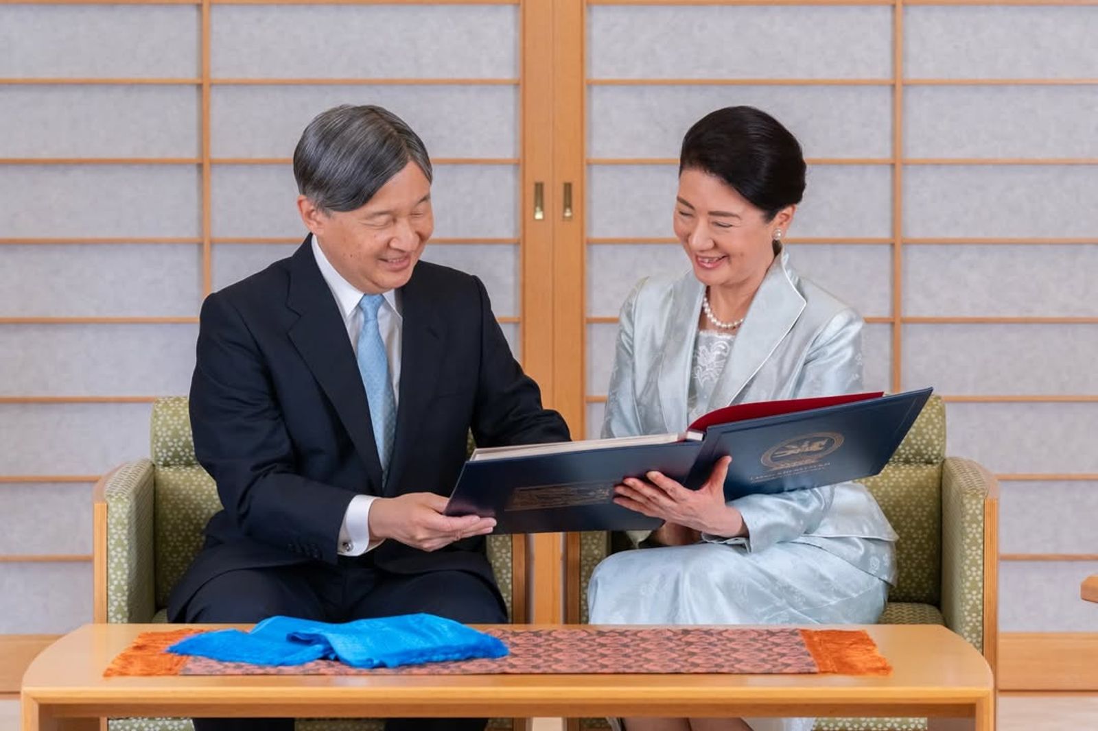 雅子皇后與德仁天皇在生日拍攝中並肩而坐,翻閱冊頁,畫面溫馨。(翻攝kunaicho_jp IG)