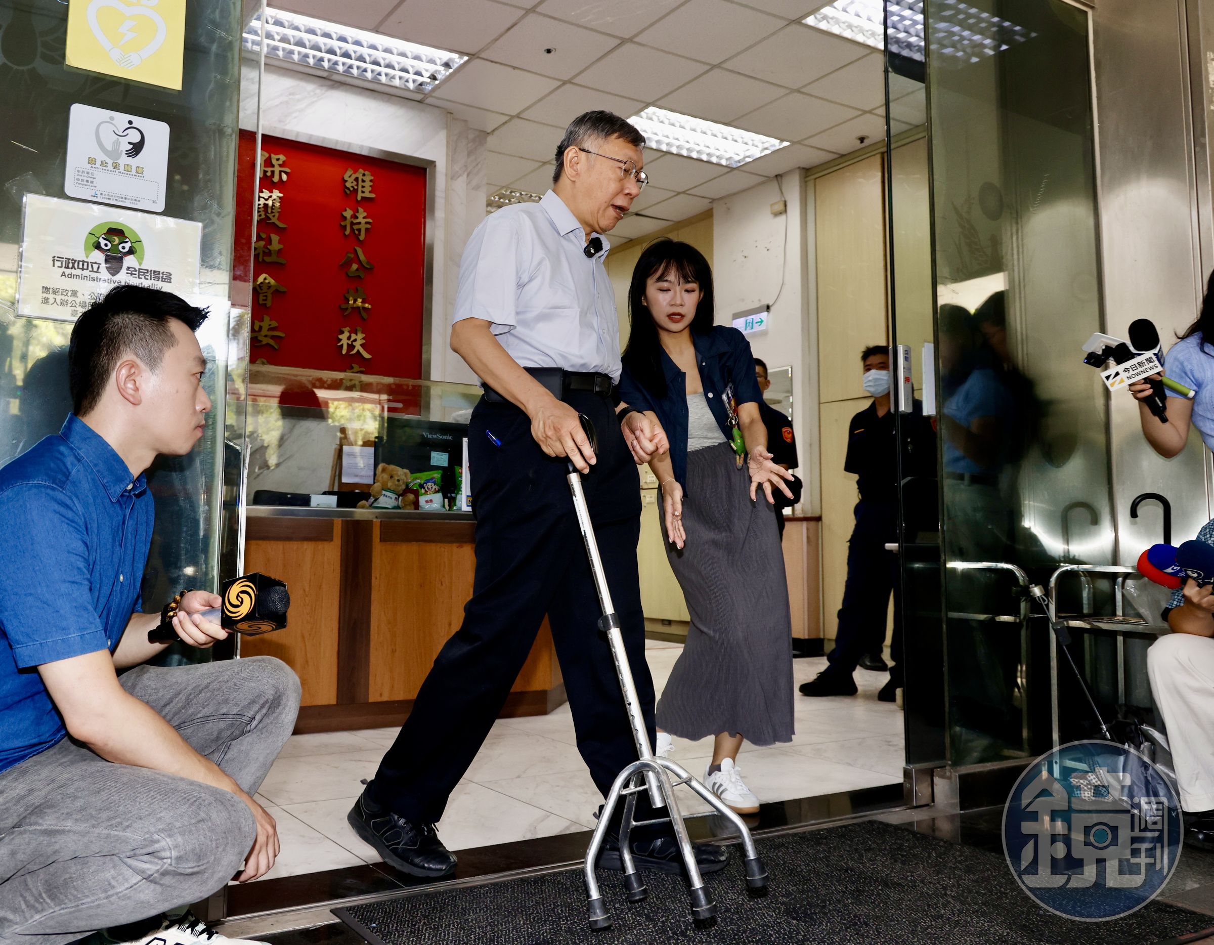 柯文哲扭到腳,拄拐杖現身警局。