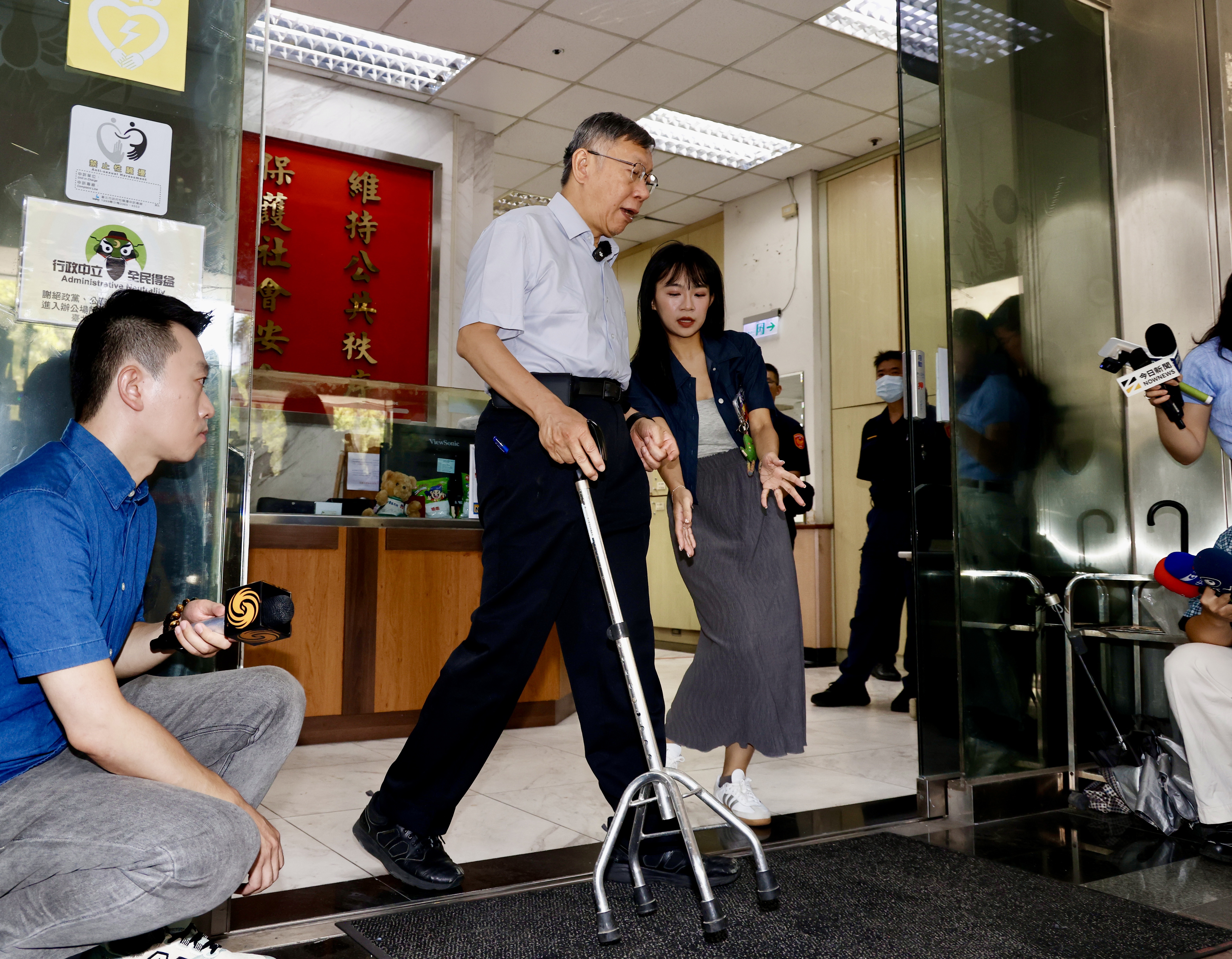 柯文哲扭到腳，拄拐杖現身警局。