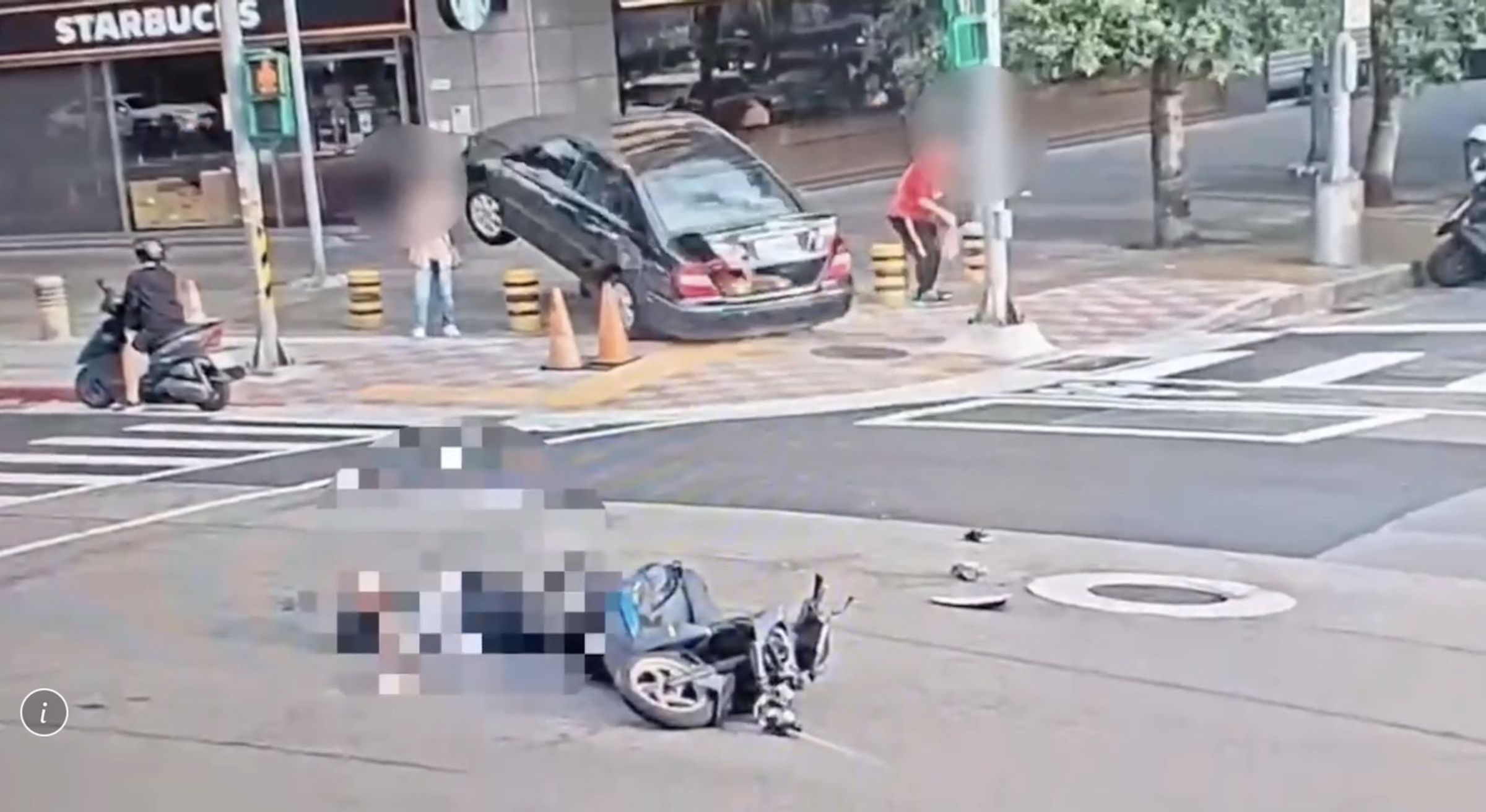 肇事駕駛在路口與機車發生碰撞後,失控暴衝上人行道,撞斷石墩及電桿才停下。翻攝畫面