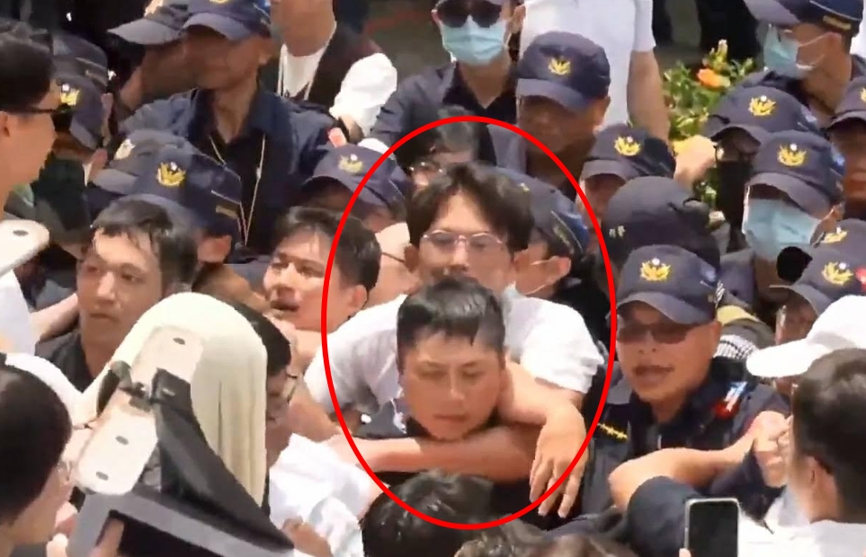 司法走讀失控！黃國昌批警「聽黑道對付人民」，推擠中他一度用手臂勒住警察脖子。（鏡電視提供）