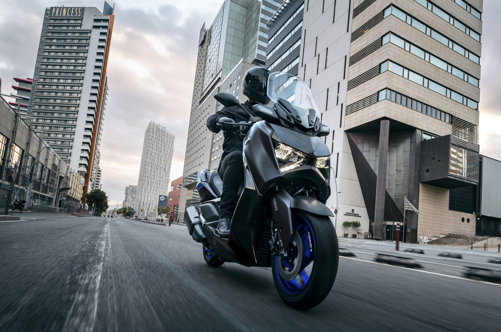 【新車登場】從熔岩紅到躍動紅！一探YAMAHA XMAX 2024年式全新色彩面貌