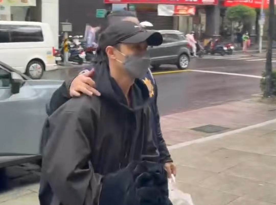 「王子」邱勝翊今遭上銬拘提。（翻攝畫面）