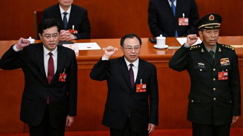 中國前外交部長秦剛(左1)、前國防部長李尚福(右1)都在上任僅半年內，陸續遭到拔官。（翻自《BBC中文網》）