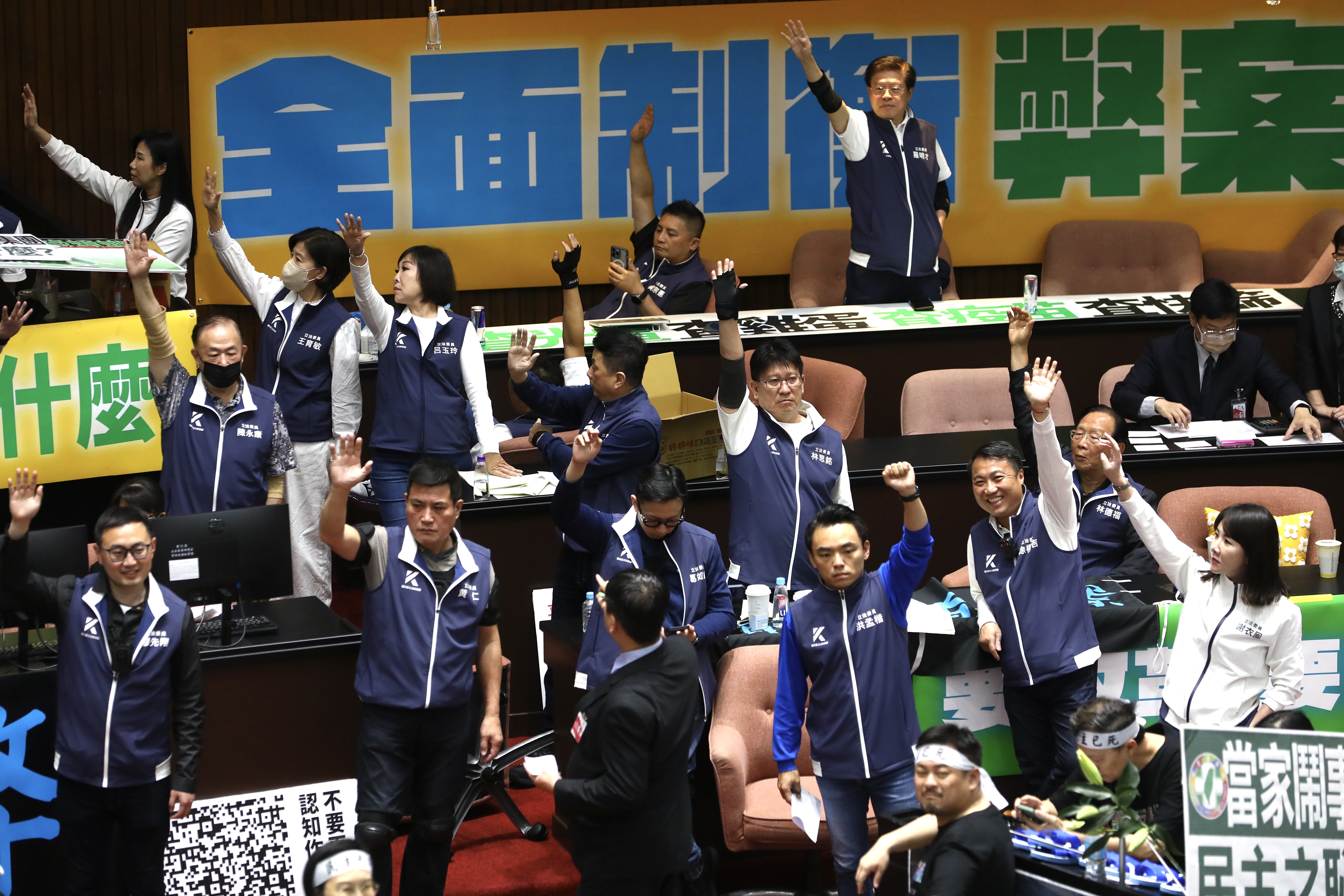 連日修法國民黨均已人數優勢讓法案表決通過。