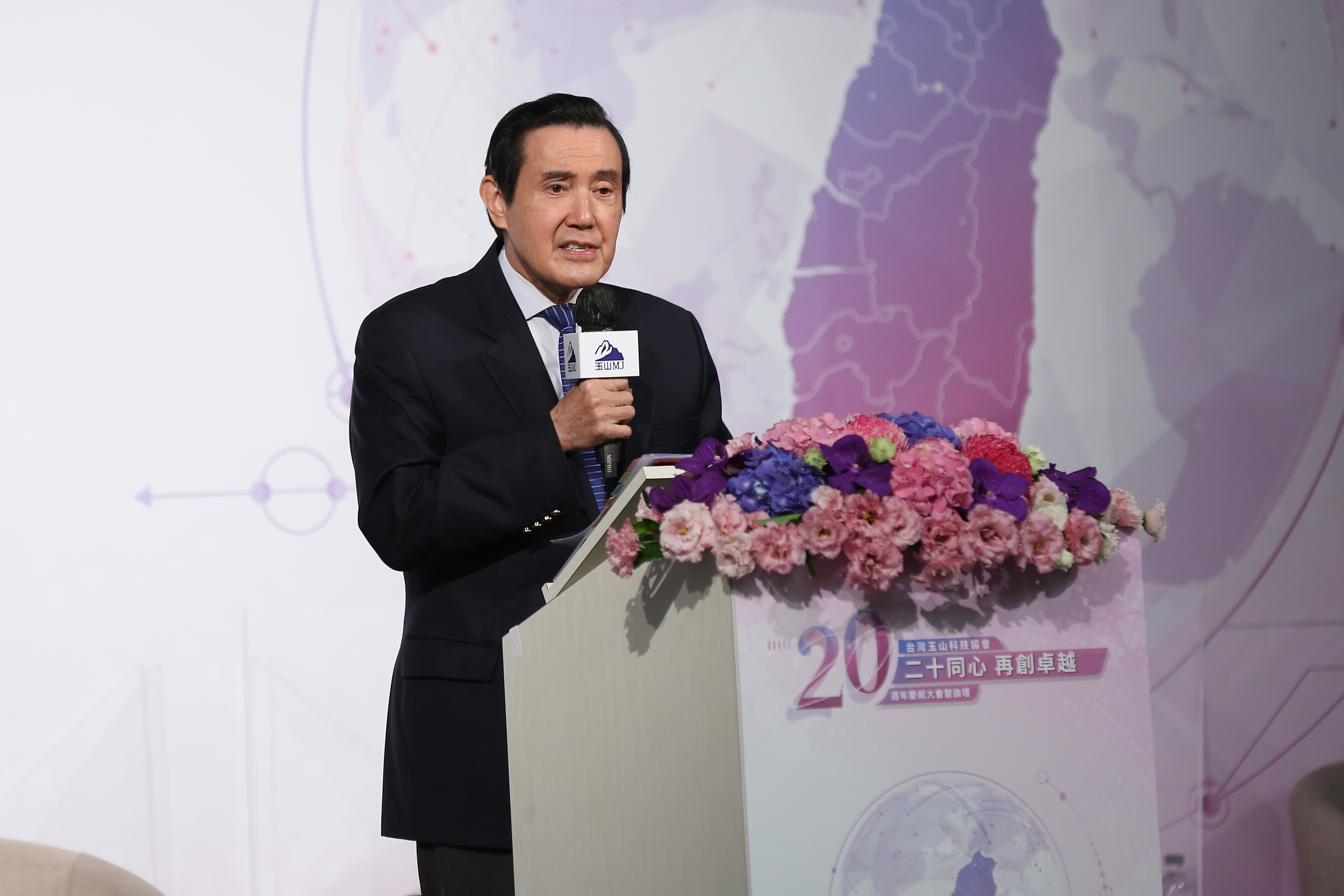 前總統馬英九在台南市慰安婦銅像前舉行追思活動，呼籲保存台灣唯一的慰安婦銅像，並批評日本政府至今未對台灣慰安婦道歉賠償。（本刊資料照）